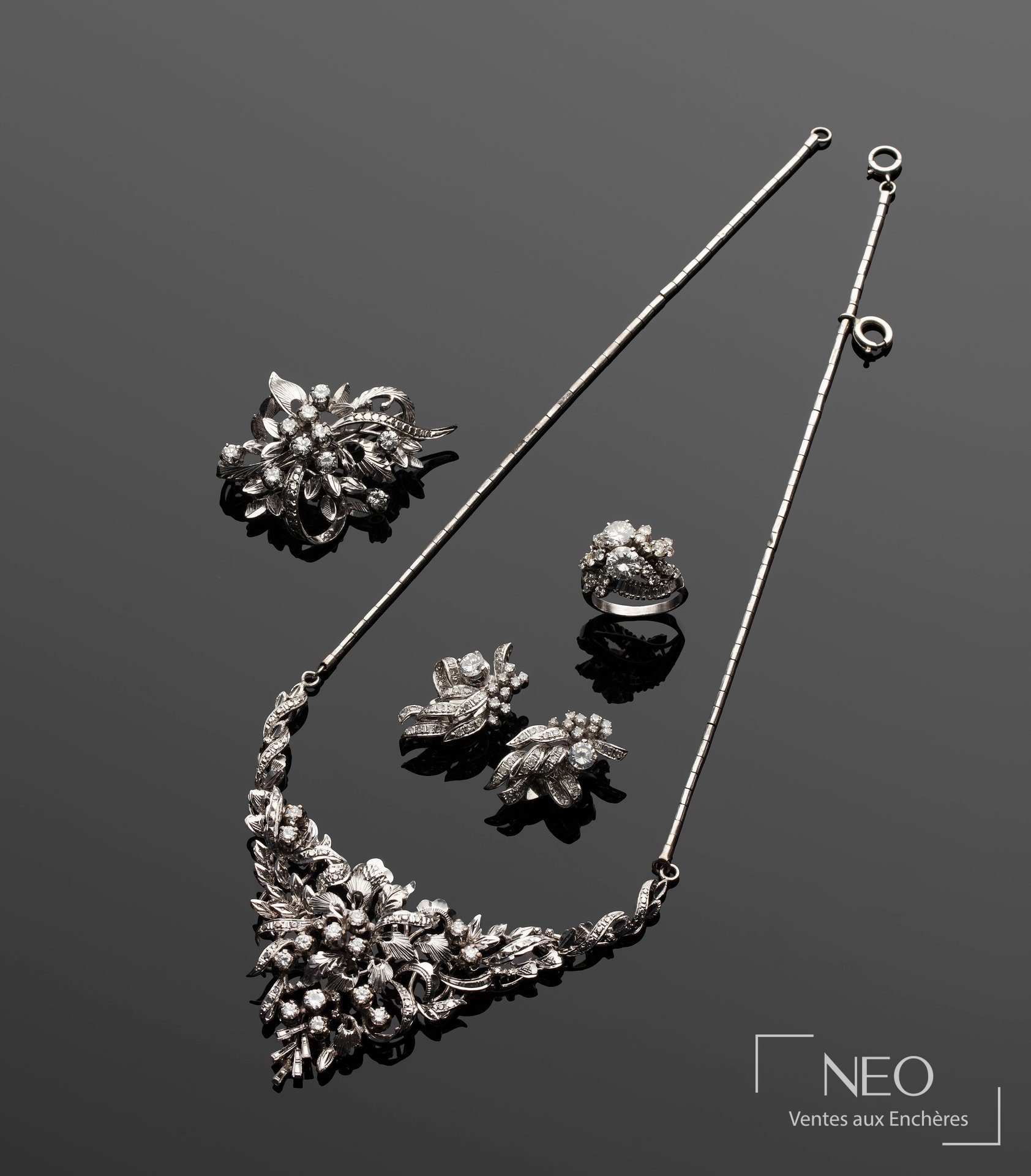Parure en métal argenté ornée de diamants taille brillant