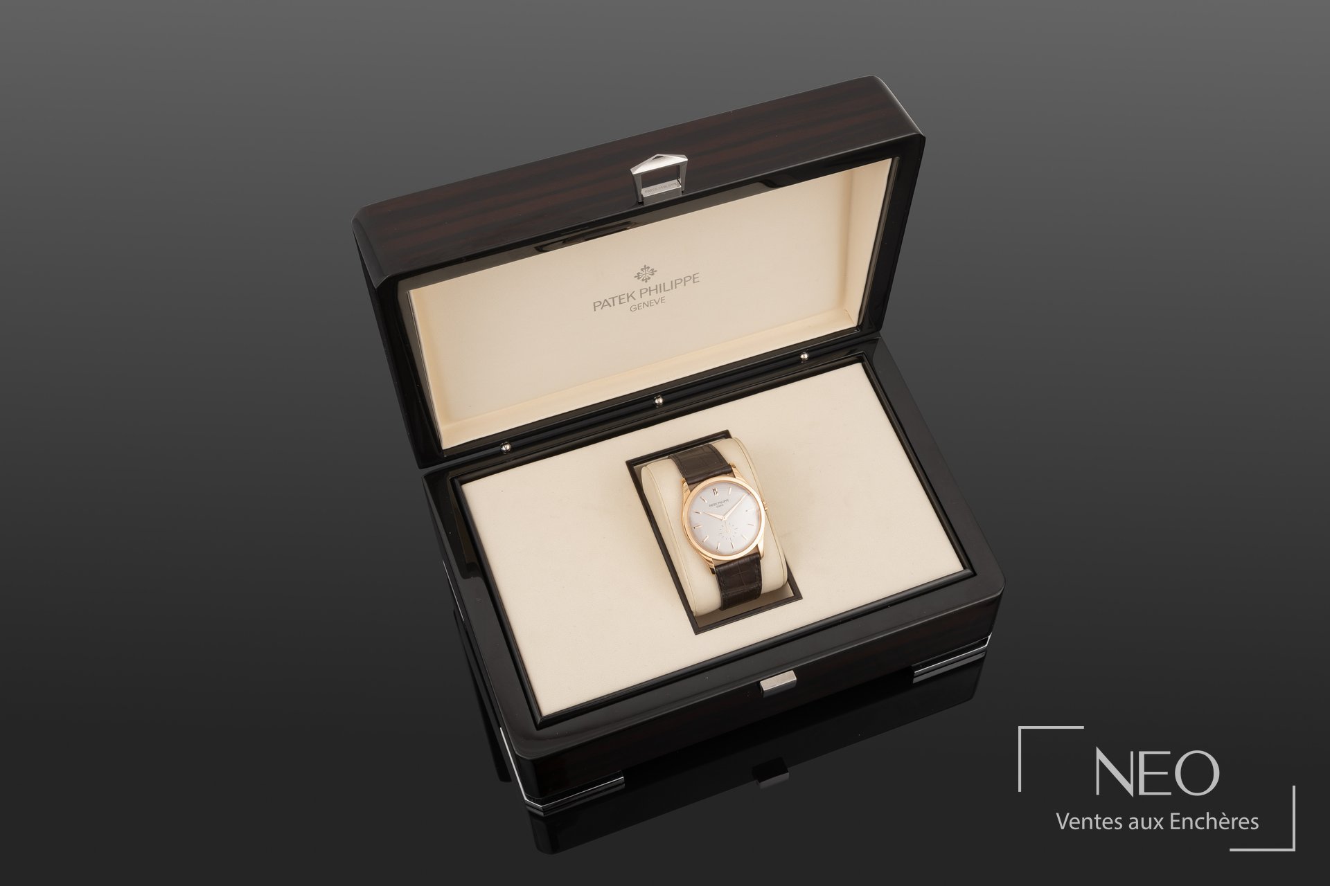 Montre Patek Philippe Calatrava présentée dans son écrin ouvert