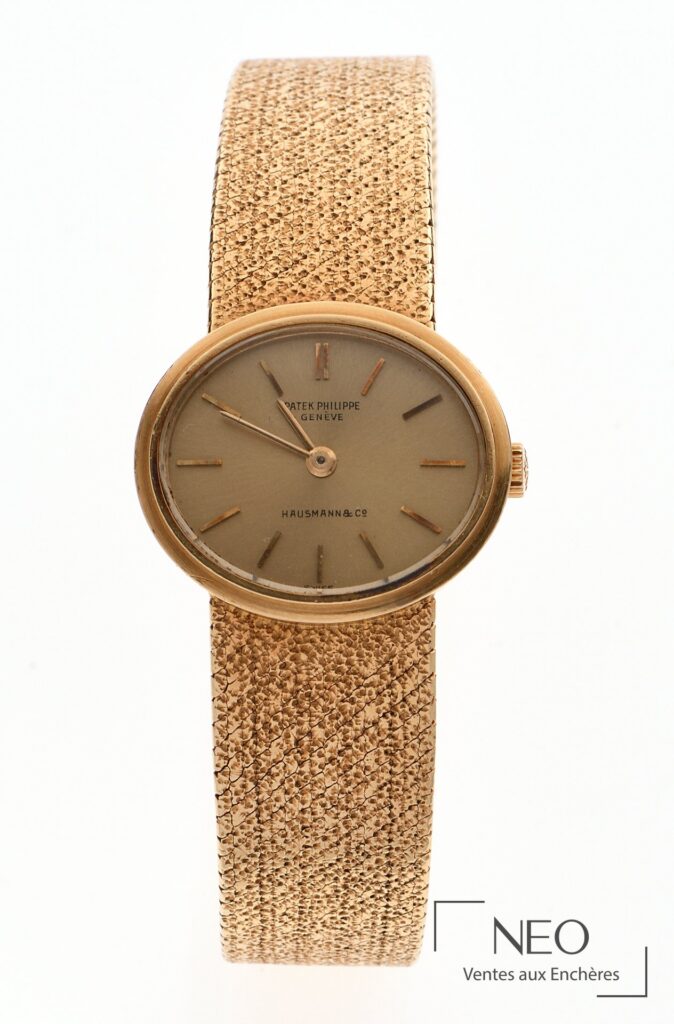 Montre Patek Philippe Ellipse Ovale Lady en or jaune avec cadran champagne et bracelet intégré.