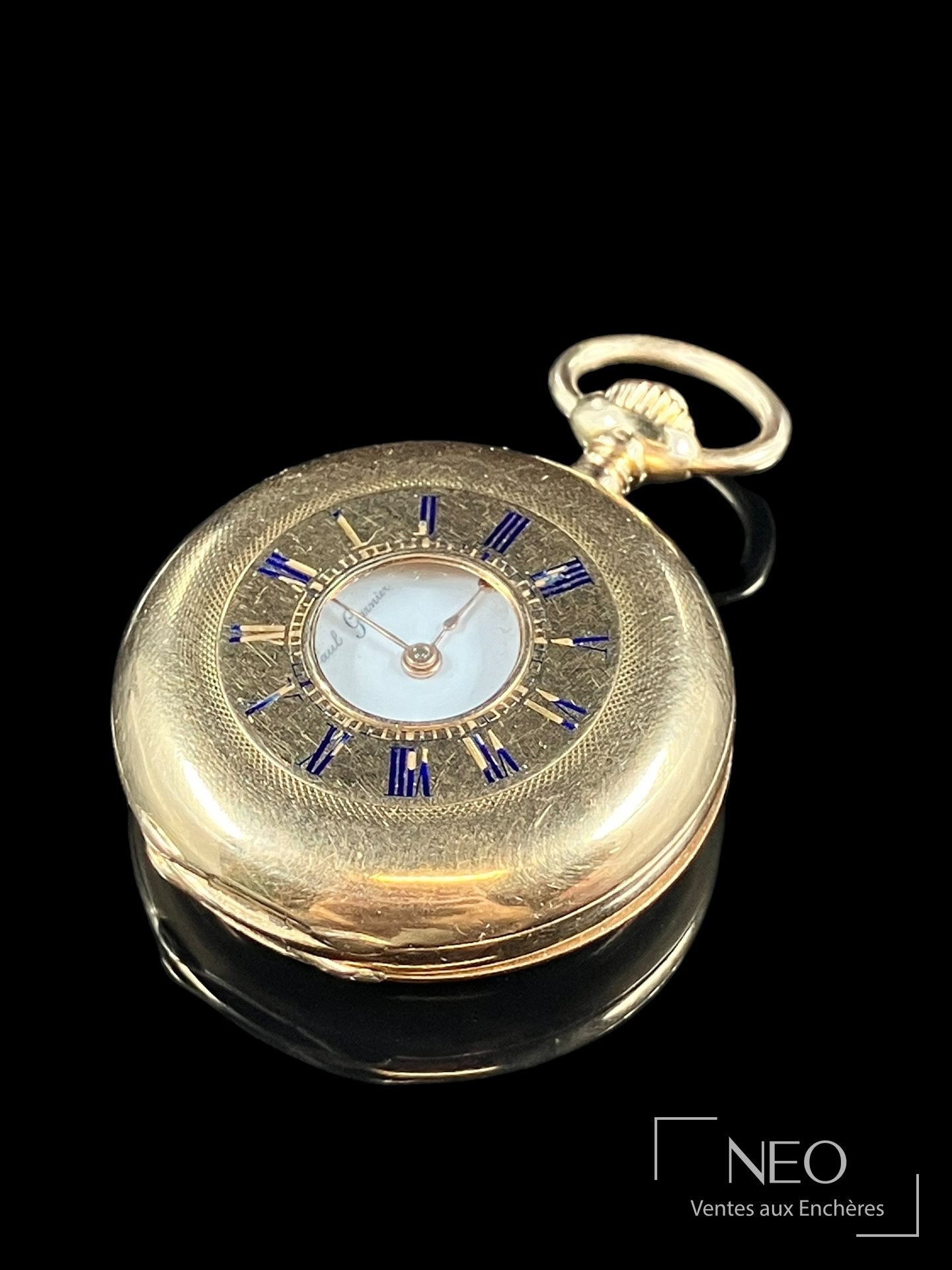 Montre de col savonette en or jaune avec cadran émail blanc signé Paul Garnier