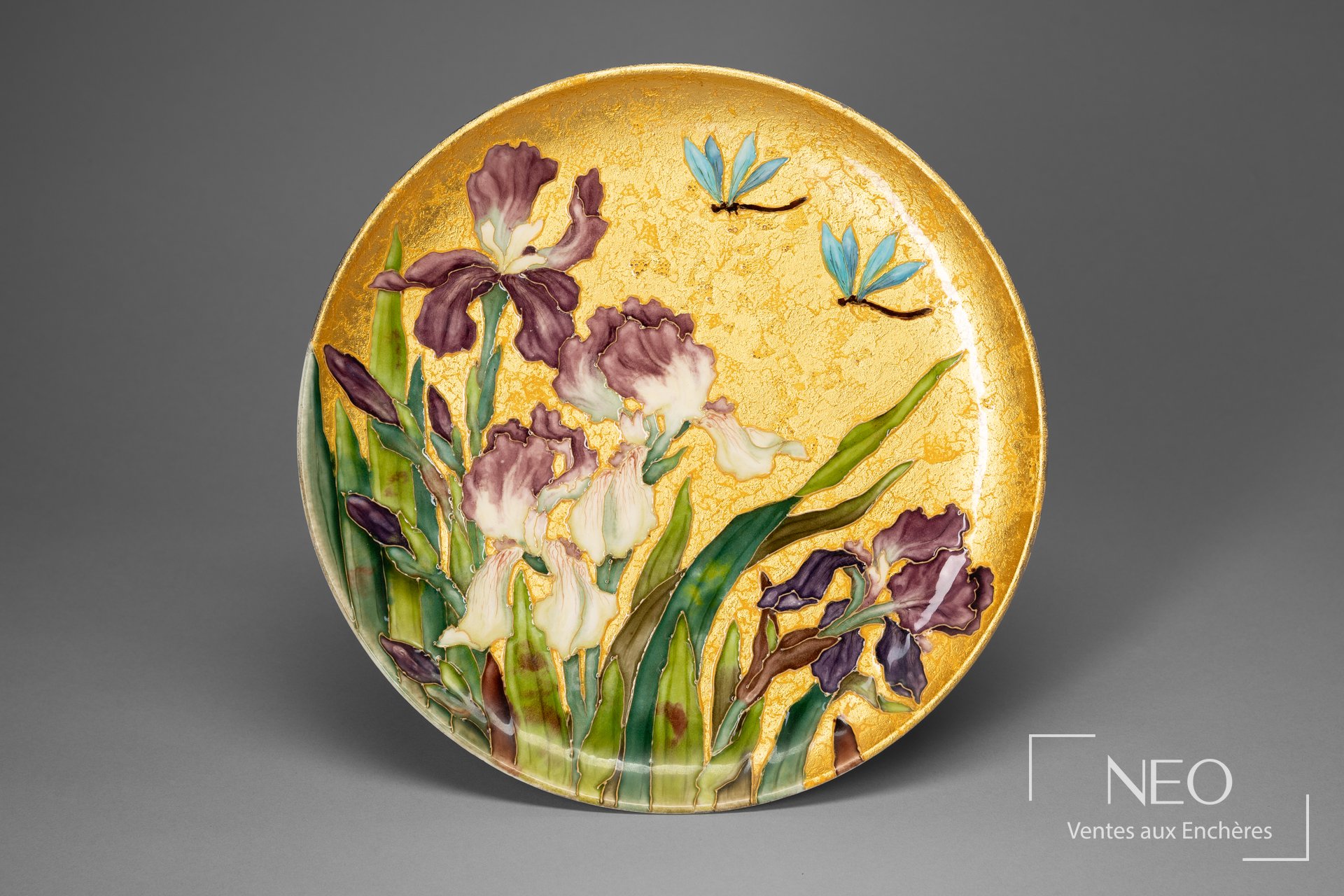 Assiette circulaire en faïence émaillée dans le goût de Paul Millet à Sèvres