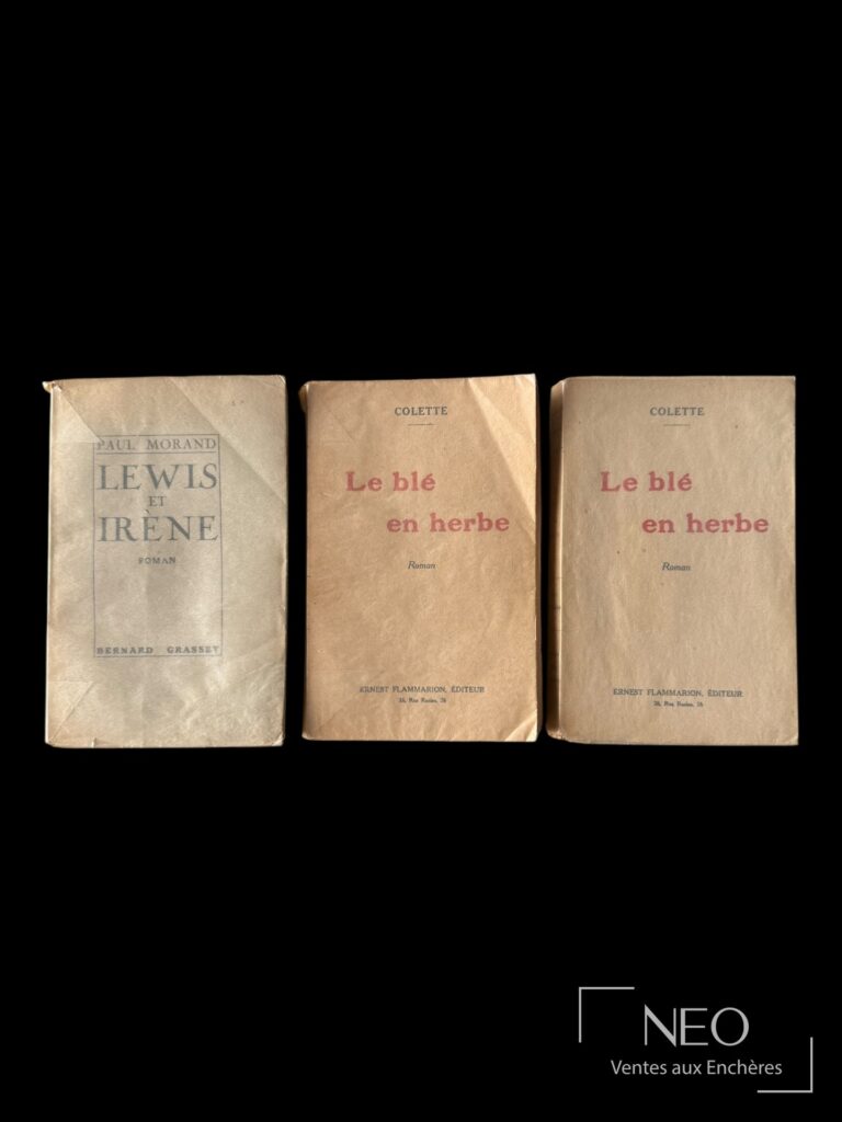 Trois livres brochés vus de face