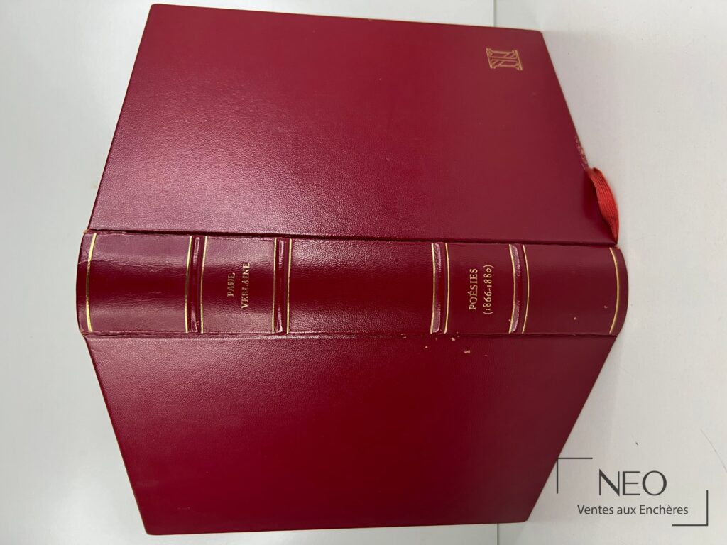 Couverture rouge de Poésies de Paul Verlaine avec titre au dos et ruban marque-page