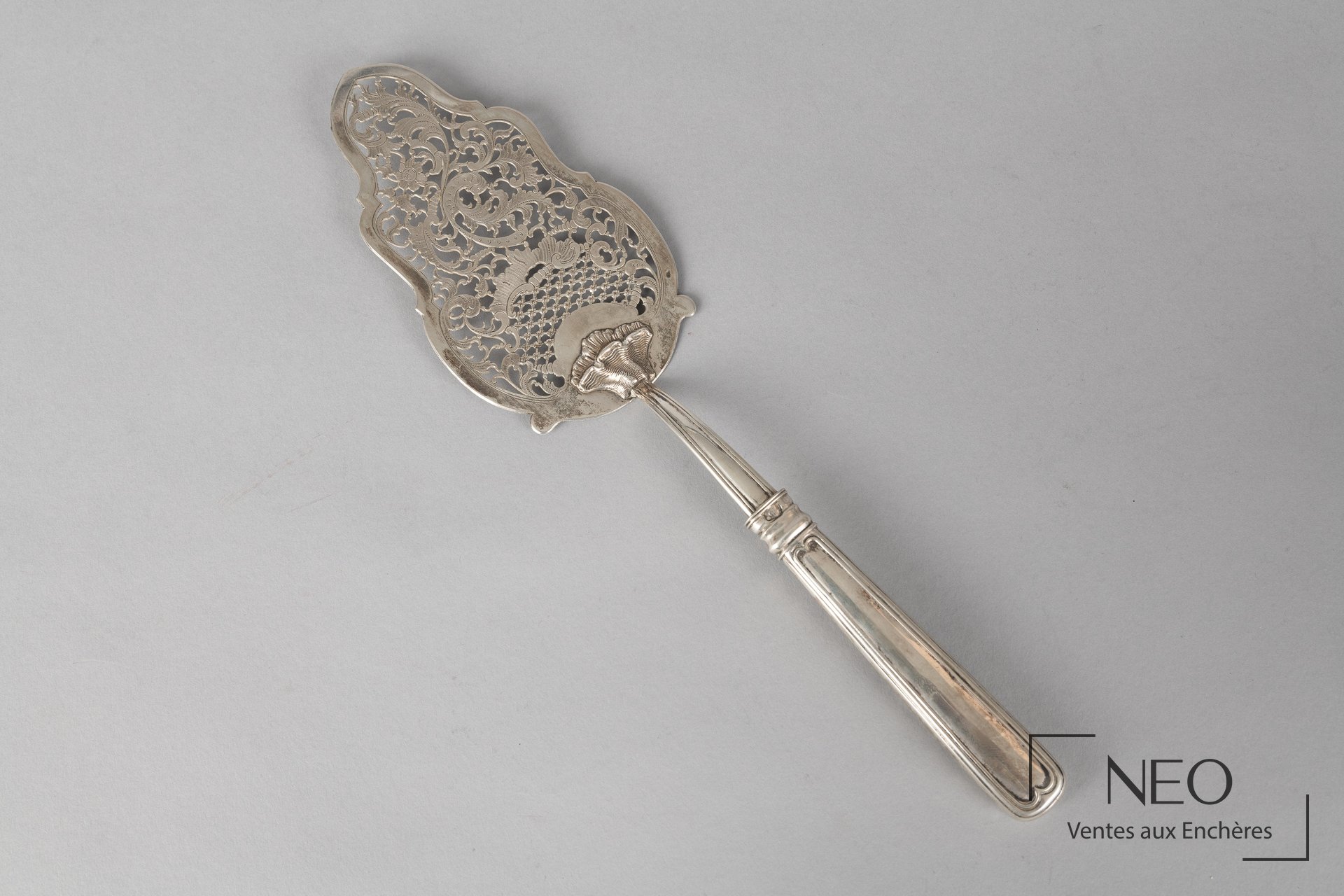 Pelle à tarte en argent ajourée, monogrammée IF