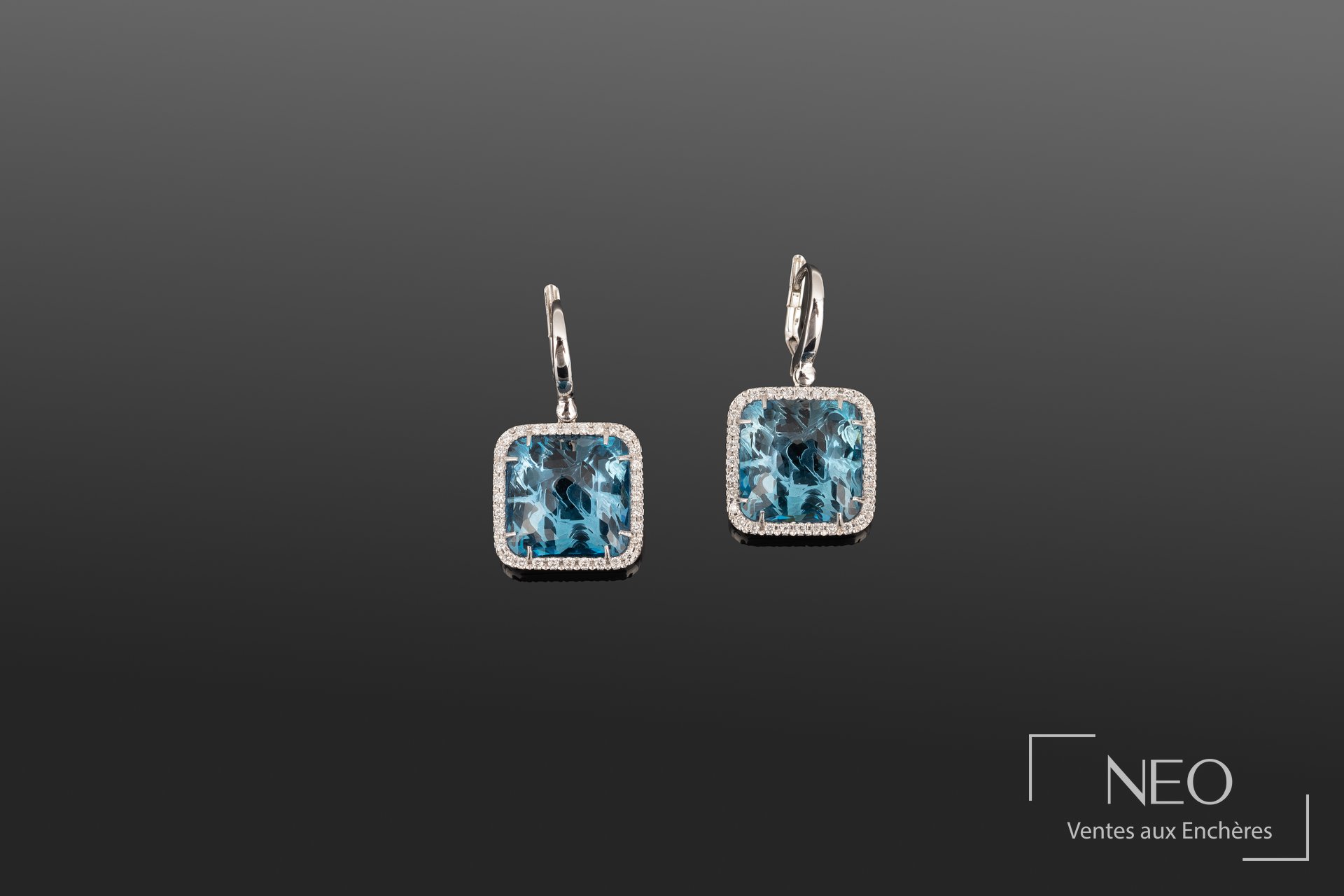 Paire de pendants d’oreilles en or gris 18K et topazes london