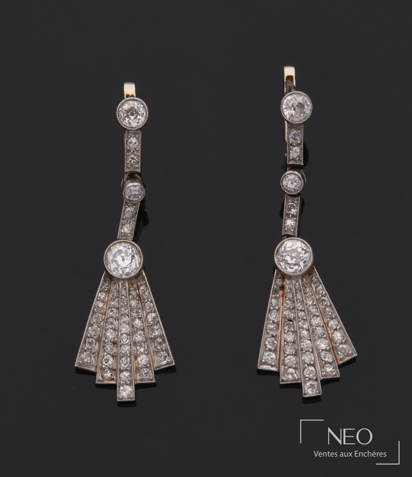 Paire de pendants d&rsquo;oreille Art Déco en or gris, platine et diamants