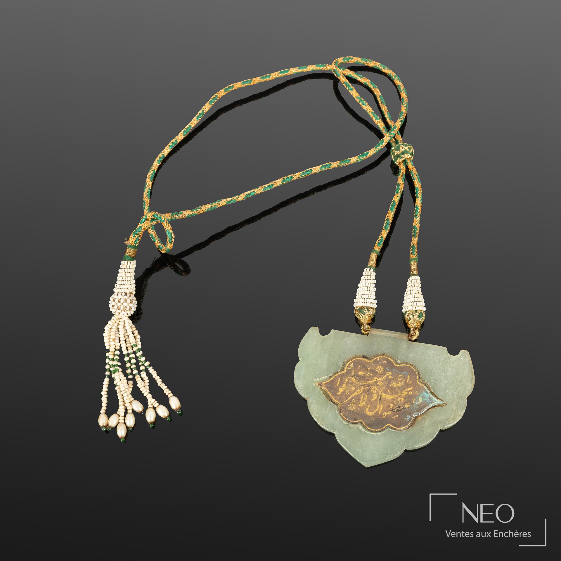 Pendentif-amulette en jade néphrite avec inscription gravée et cordelette ornée de perles