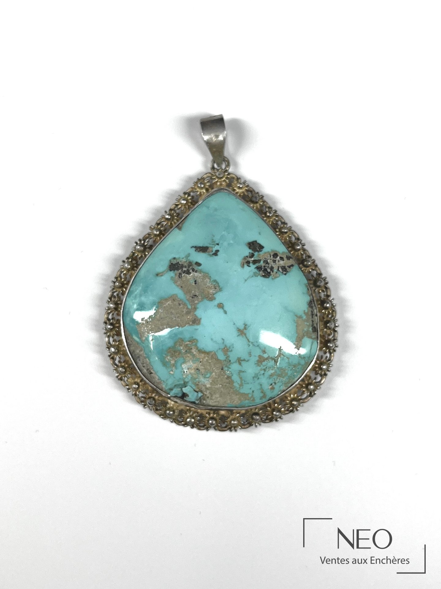 Pendentif en argent 925/1000 et turquoise en larme, décor fleuri