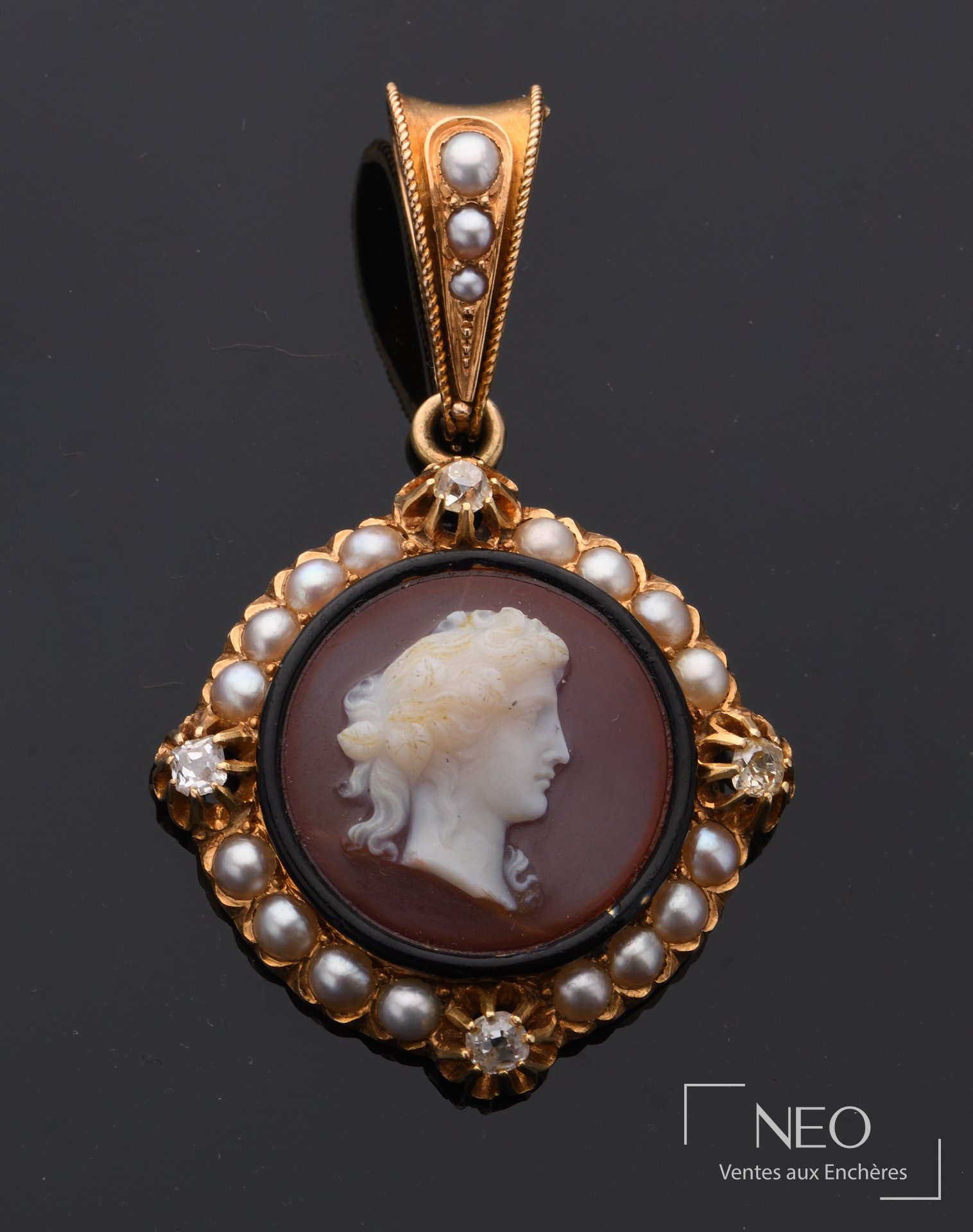 Pendentif en or jaune 18 carats, camée en agate, perles et diamants