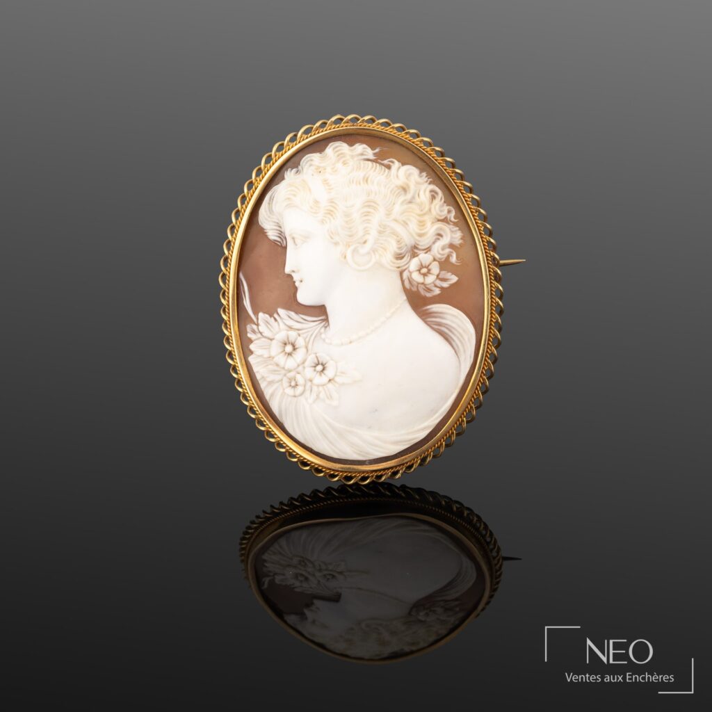 Pendentif ovale en or jaune avec camée figurant le profil d’une femme
