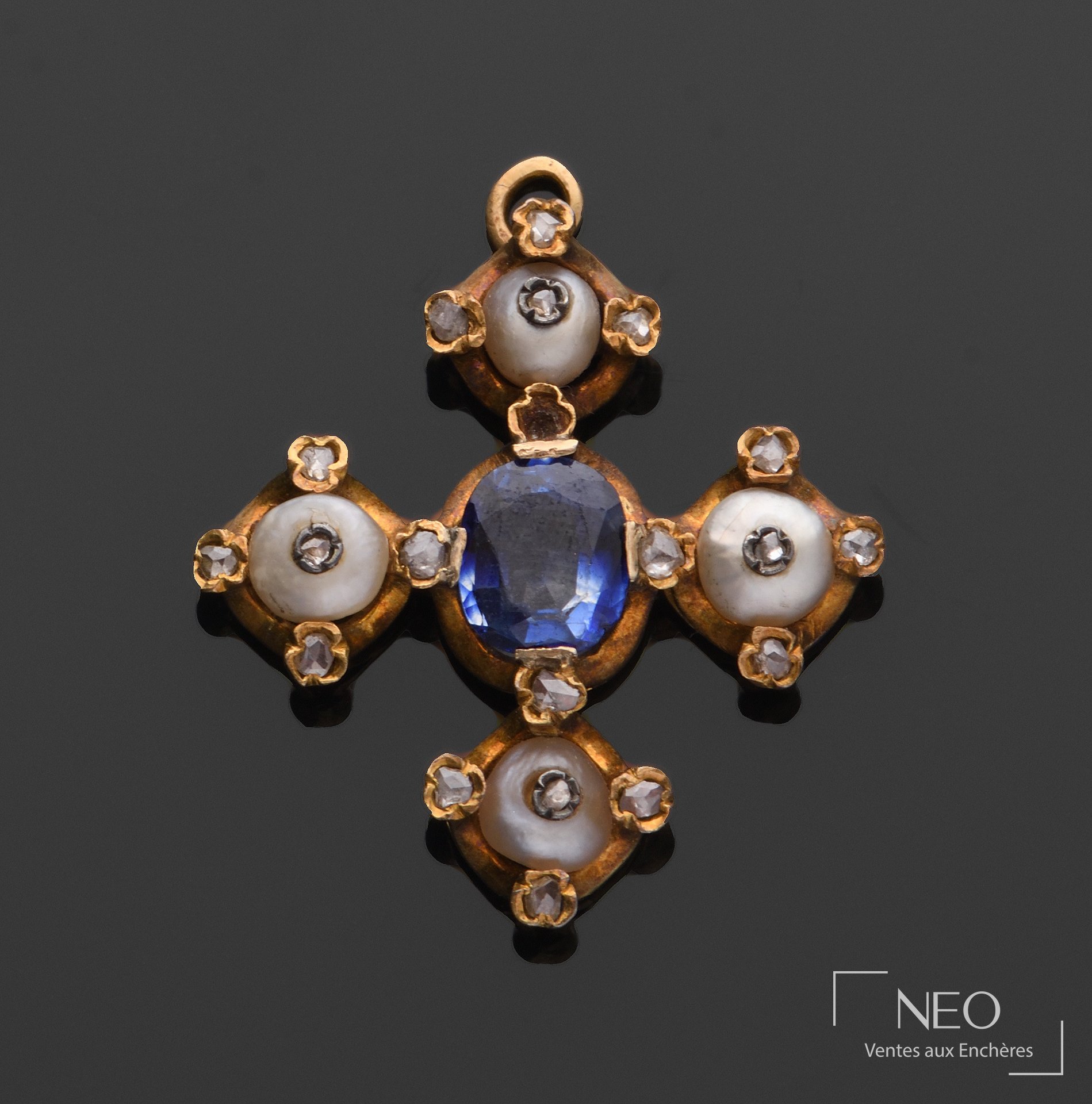 Pendentif croix en or jaune 18 carats serti de pierres bleues et blanches