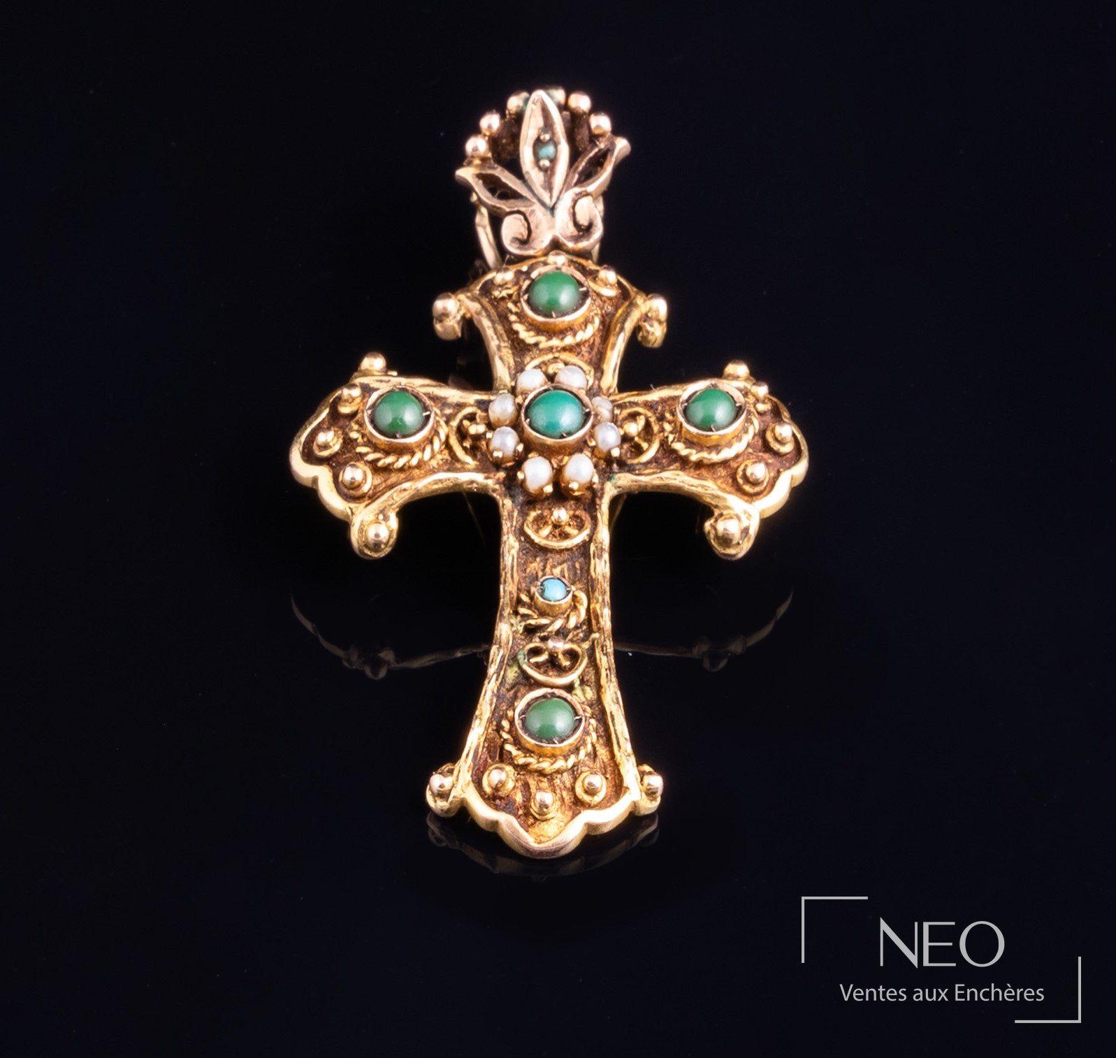 Pendentif croix en or jaune 9 carats, cabochons de pierres dures et perles