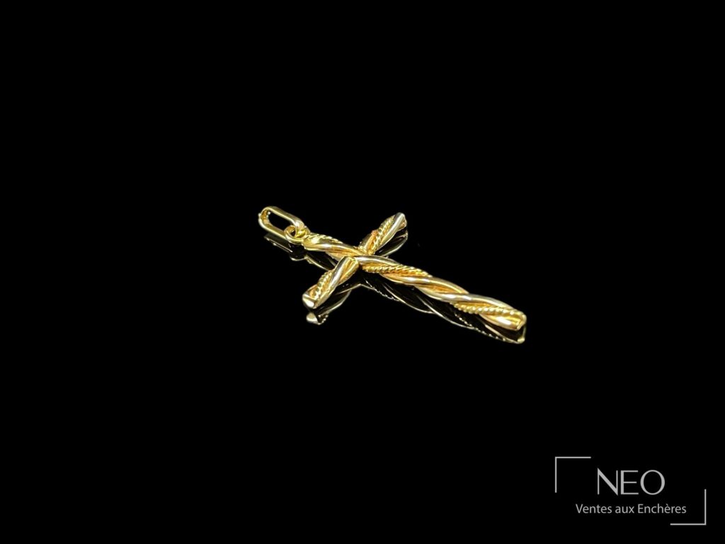Pendentif croix en or jaune et gris à brins torsadés sur fond noir