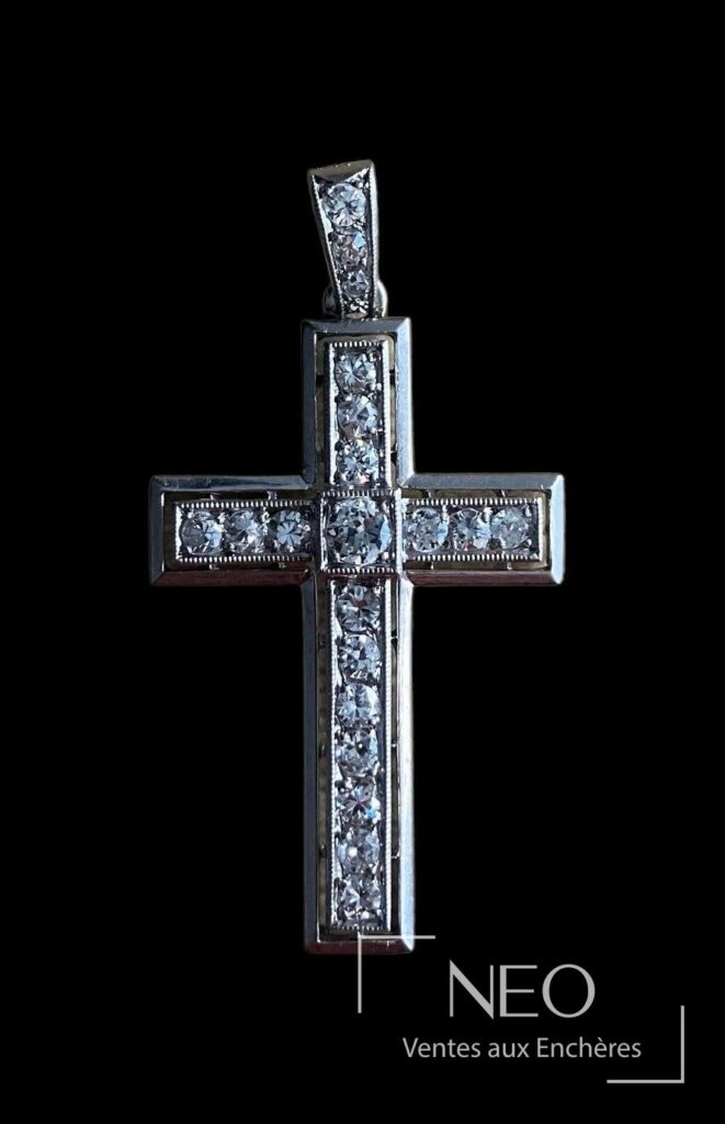 Pendentif croix en platine et or gris serti de diamants