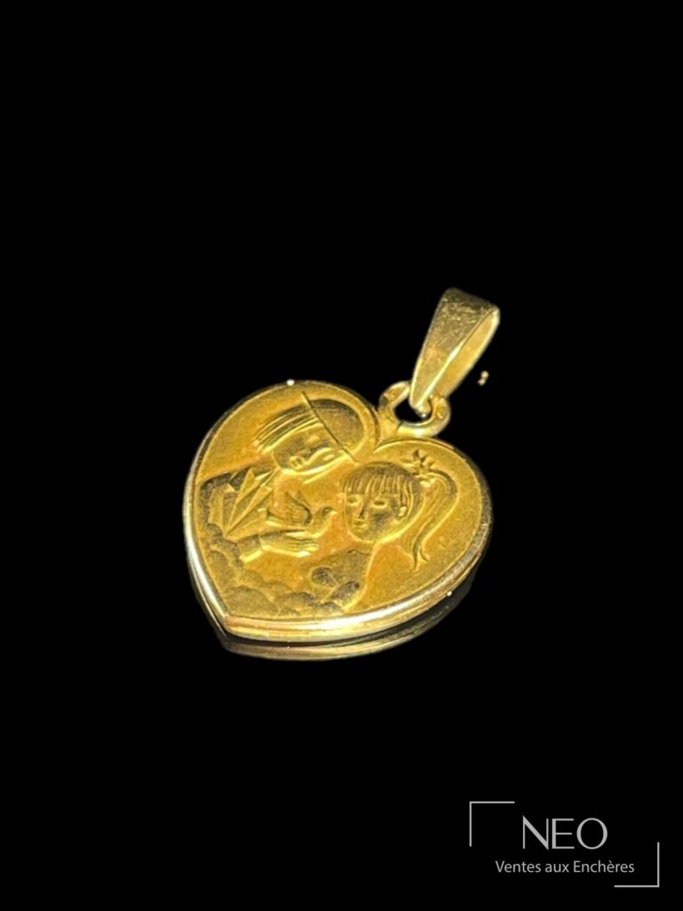 Pendentif cœur en or jaune gravé d’un décor sentimental et monté sur bélière