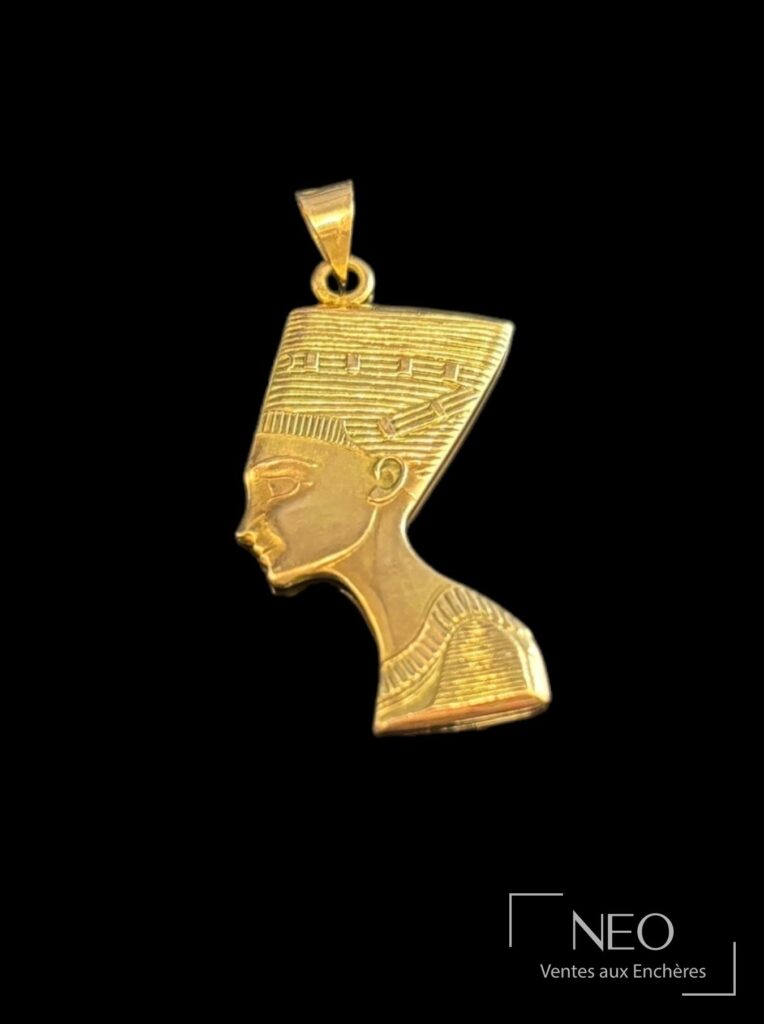 Pendentif égyptien en or jaune représentant Nefertiti de profil
