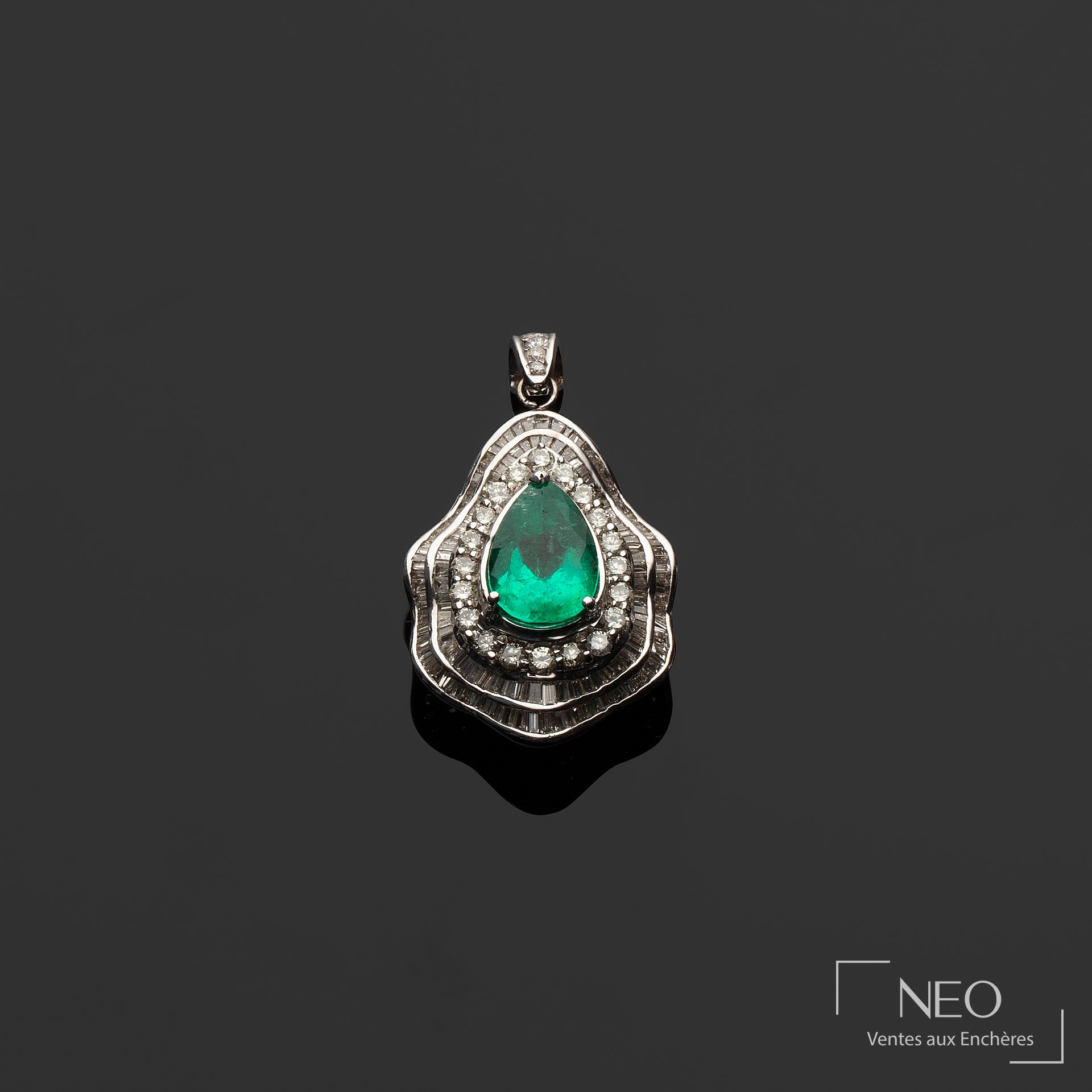 Pendentif en or gris 18 carats orné d’une émeraude et de diamants