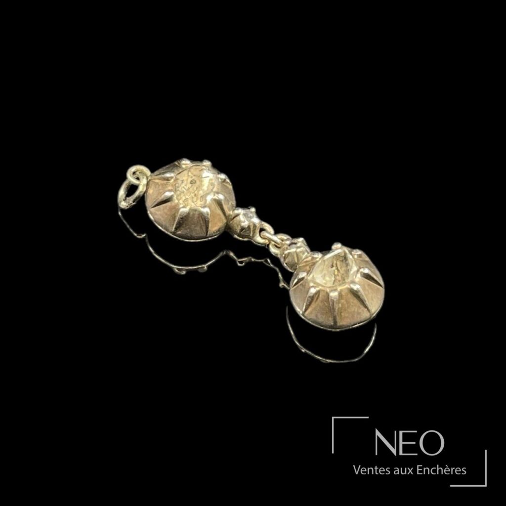 Pendentif en argent avec deux diamants à facettes et serti festonné sur fond noir