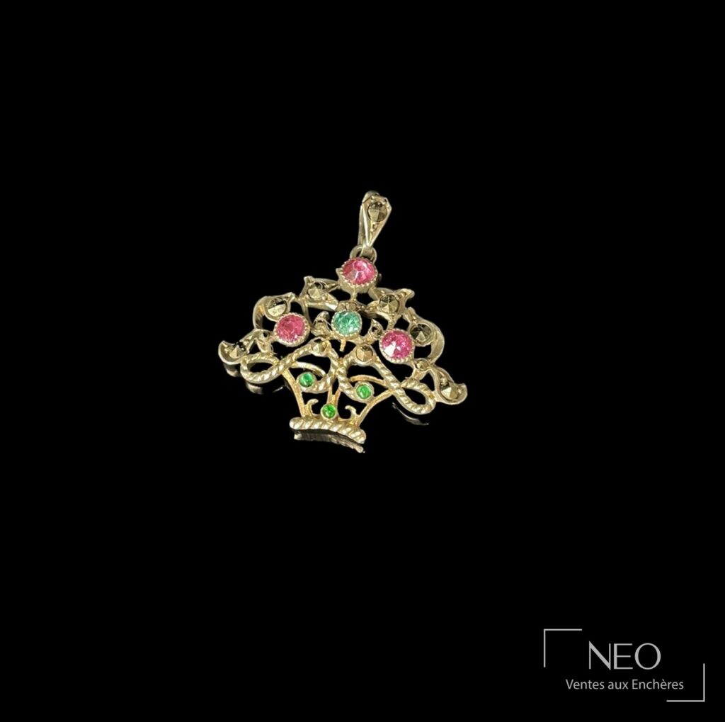 Pendentif en argent en forme de corbeille