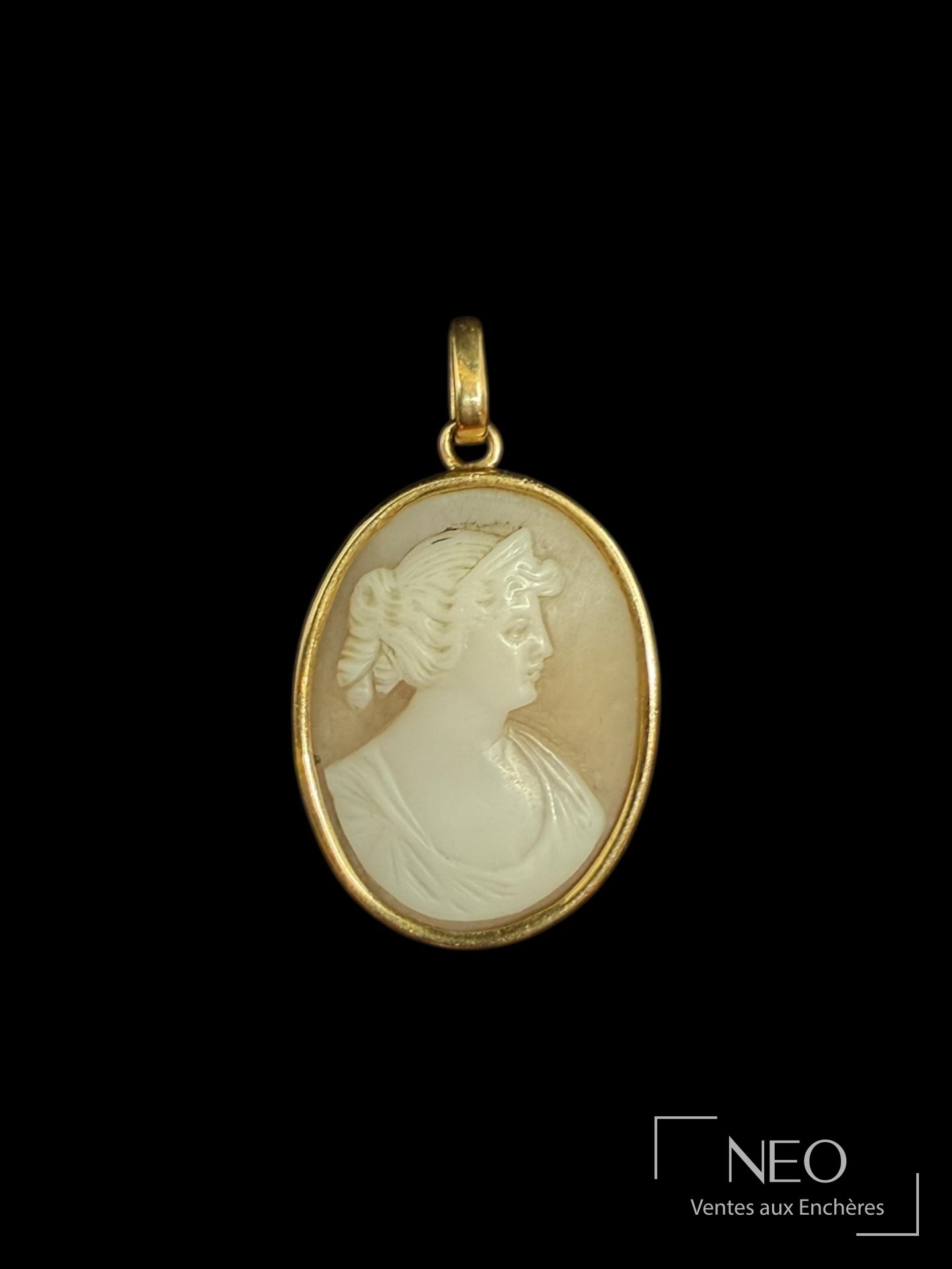 Pendentif en or jaune 18 carats retenant un camée sur coquillage
