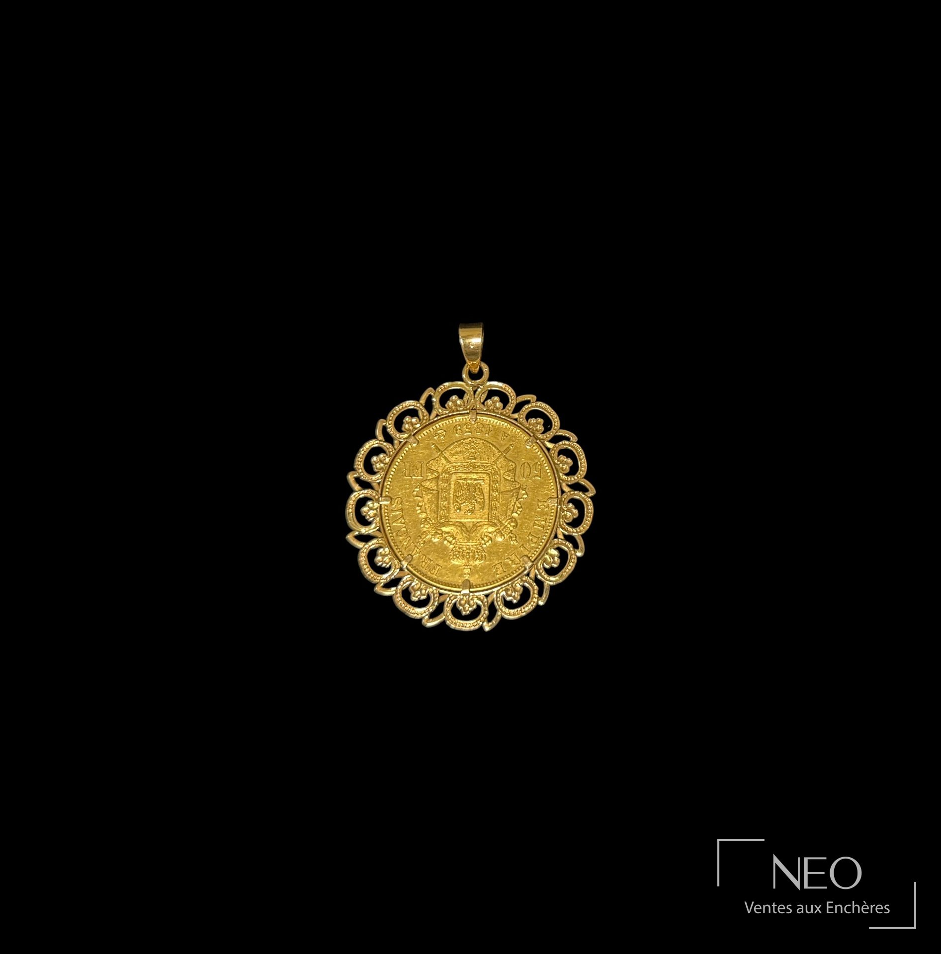 Pendentif en or jaune 18K ajouré à décor de feuilles et fleurs stylisées