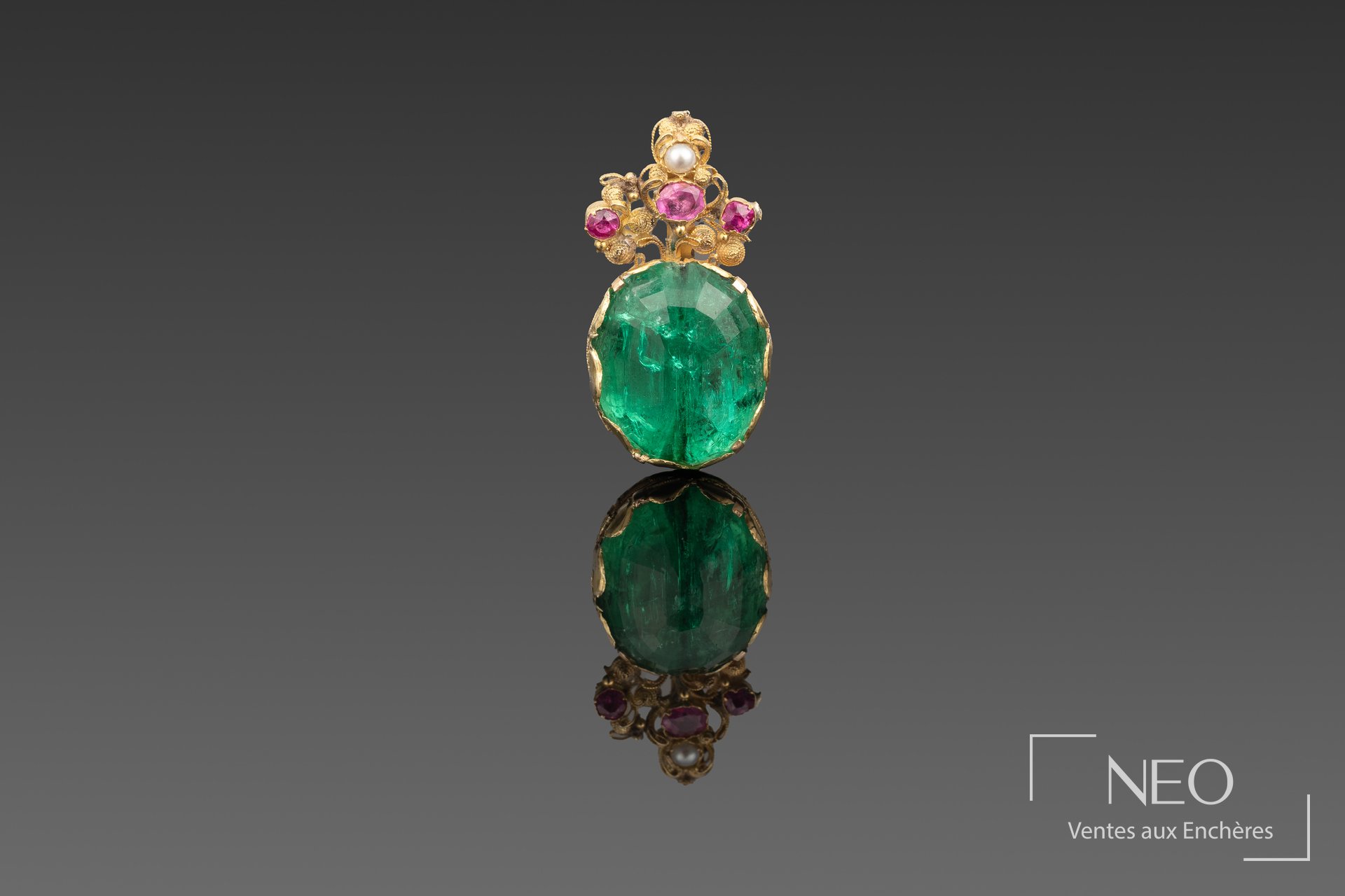Pendentif en or jaune avec grande émeraude ovale
