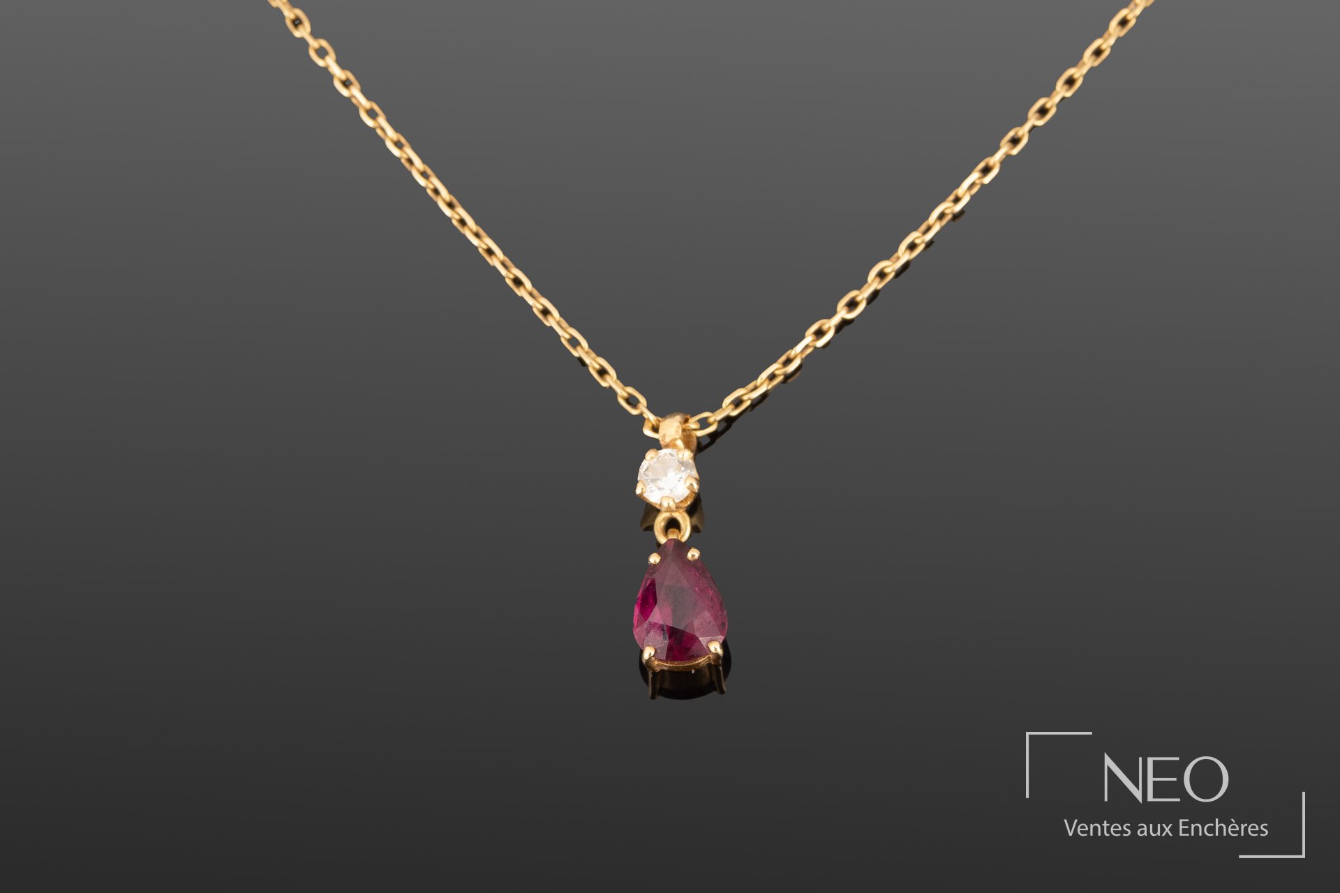 Pendentif en or jaune 18K, diamant et pierre rouge en poire