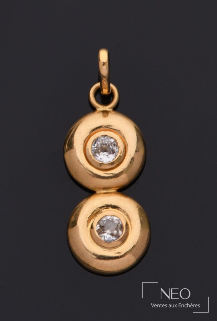 Pendentif en or jaune formé de deux cabochons sertis de diamants