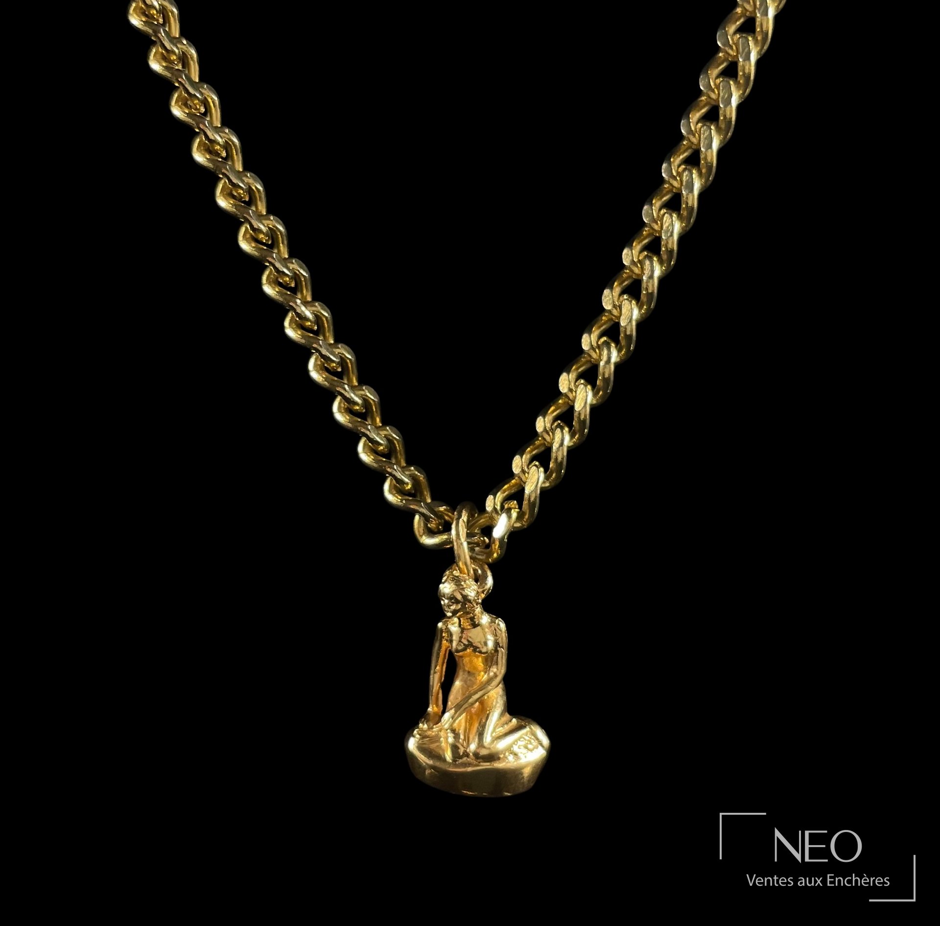 Chaîne à pendentif femme agenouillée en or jaune 18 carats