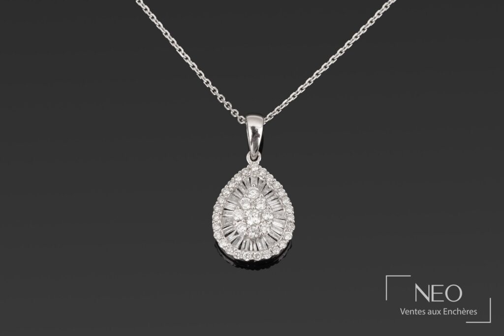 Pendentif goutte en or gris et diamants sur chaîne maille forçat