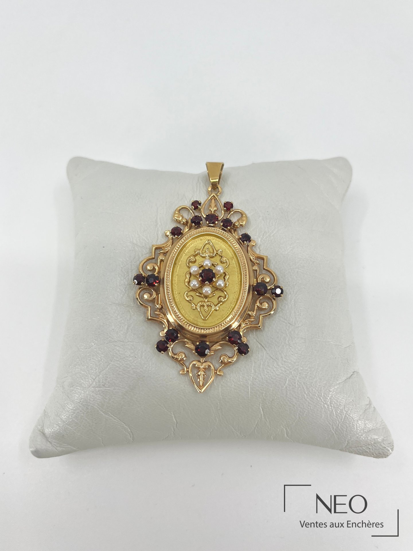 Pendentif médaillon en or jaune 18 carats, rubis et perles de culture
