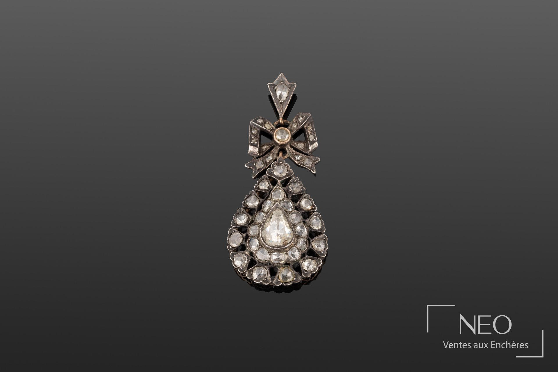 Pendentif nœud de rubans orné de diamants en or jaune 9K et argent