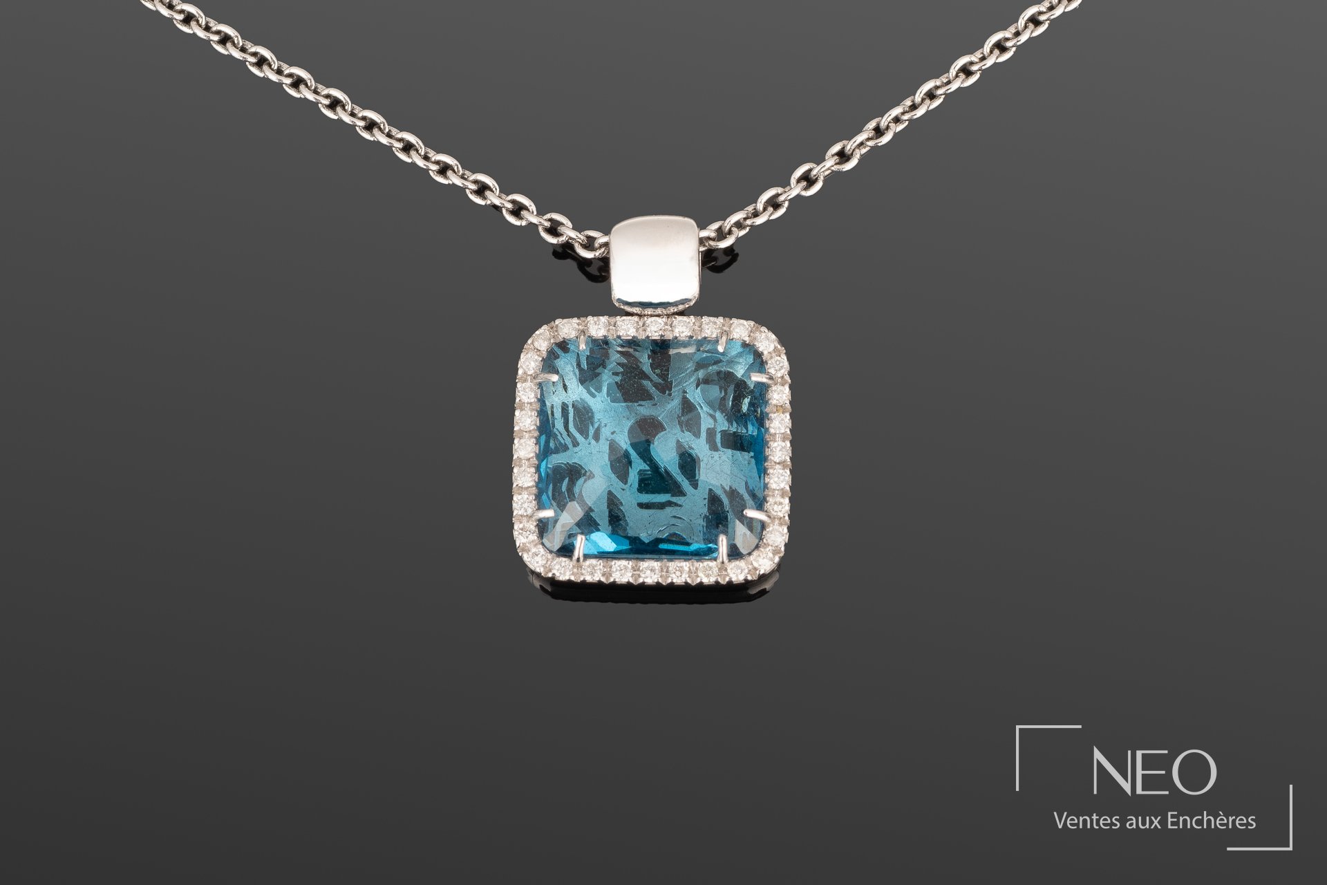 Pendentif en or gris 18K, topaze london et diamants