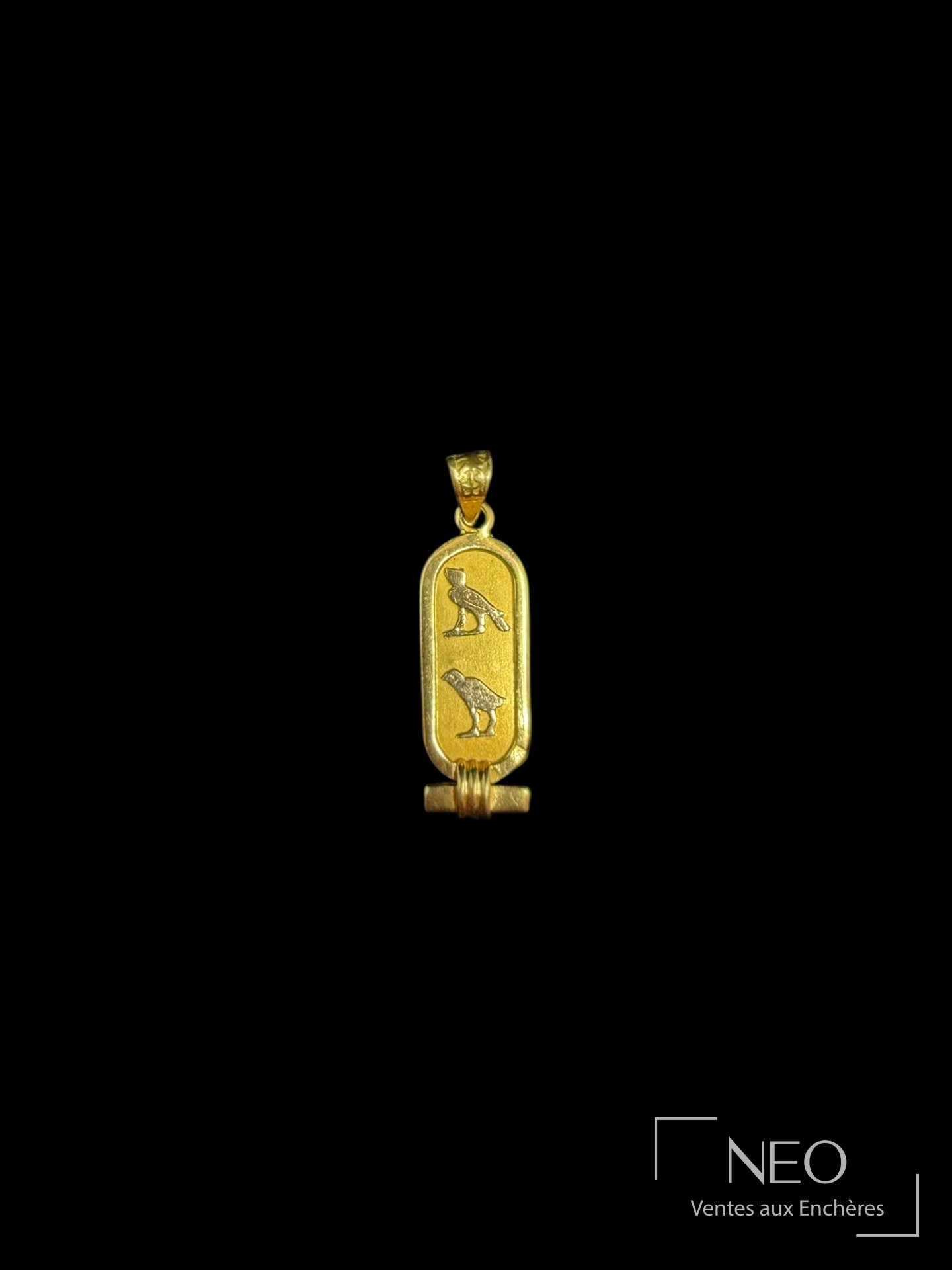 Pendentif en or jaune 18 carats de style égyptien à décor de hiéroglyphes