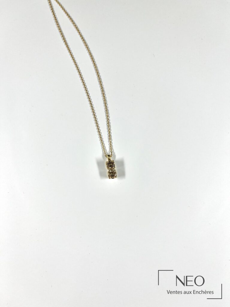 Pendentif en or jaune avec chaîne et deux diamants centrés