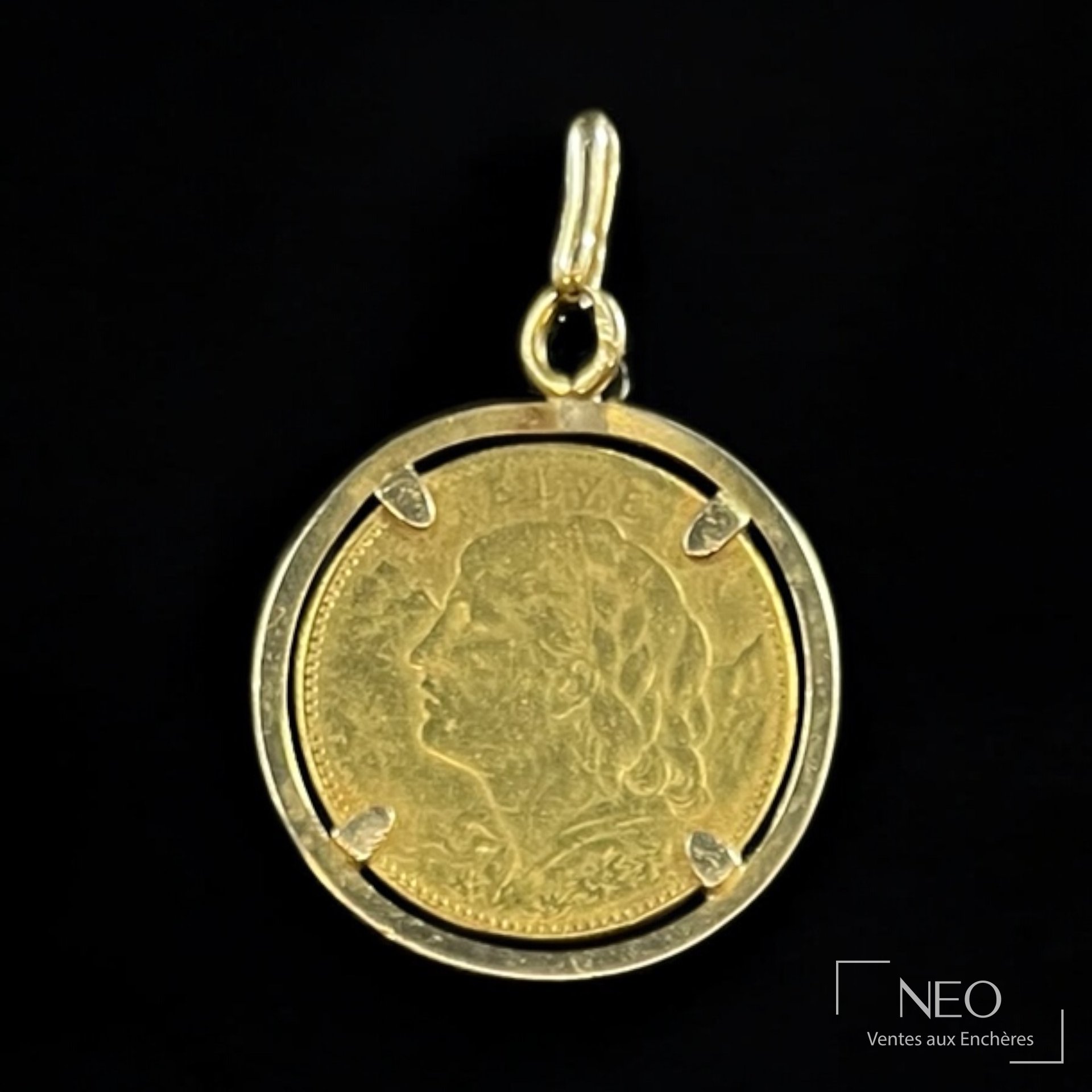 Pendentif en or jaune 18 carats retenant une pièce de 10 francs or 1912