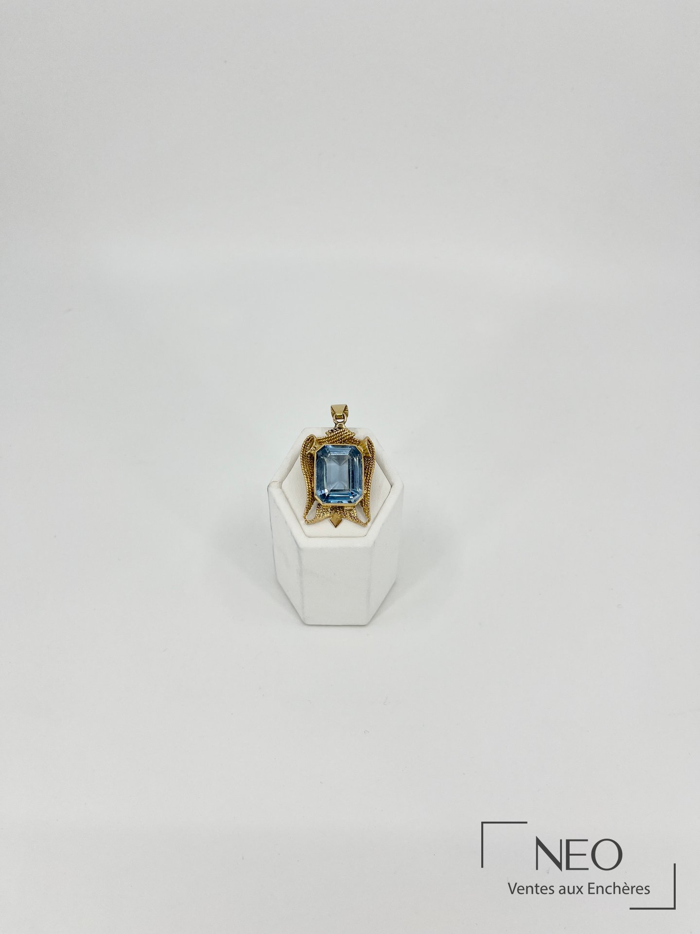 Pendentif en or jaune 18 carats centré d’une aigue-marine