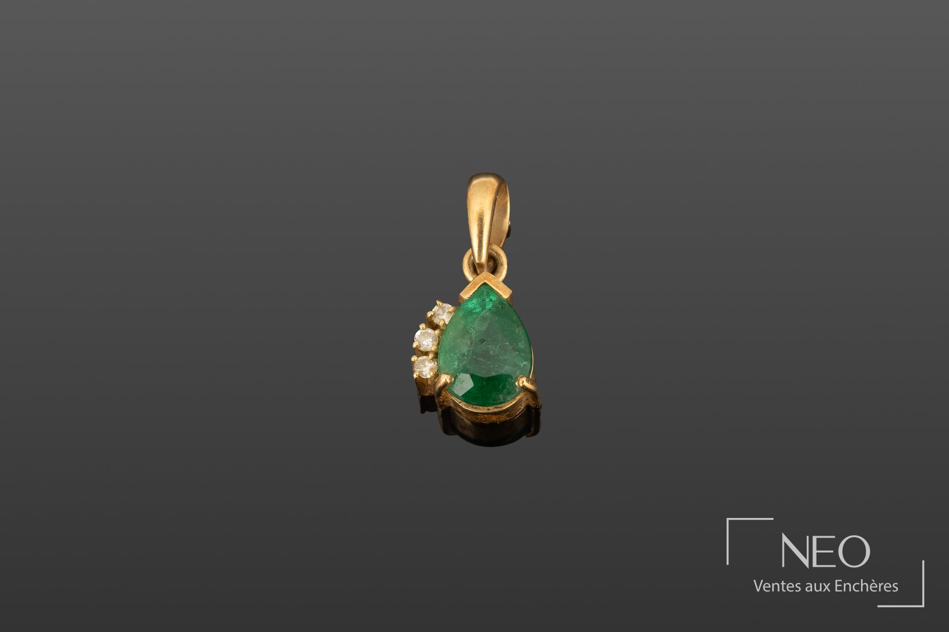 Pendentif en or jaune 18K à émeraude et diamants
