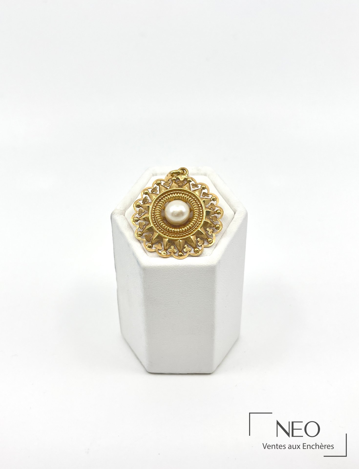 Pendentif en or jaune 18 carats ajouré en forme de fleur