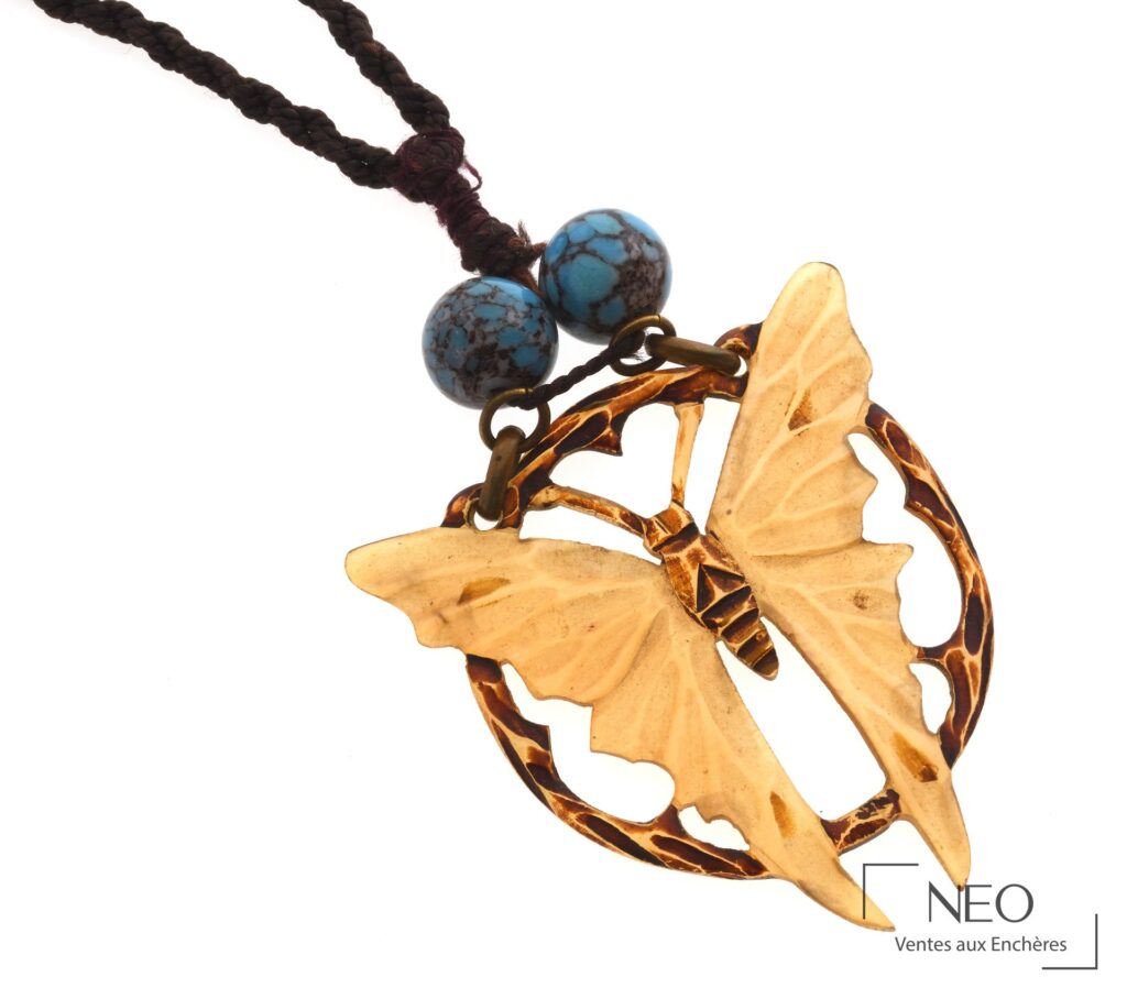 Pendentif papillon en corne teintée