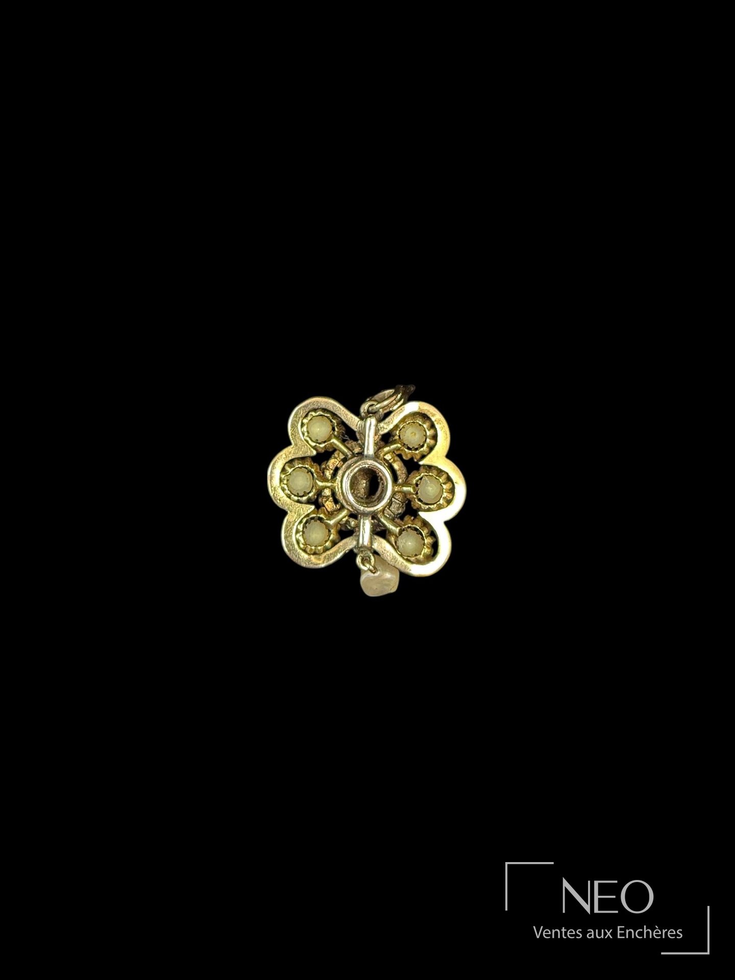 Pendentif polylobé ajouré en or jaune 14 carats, pierre verte