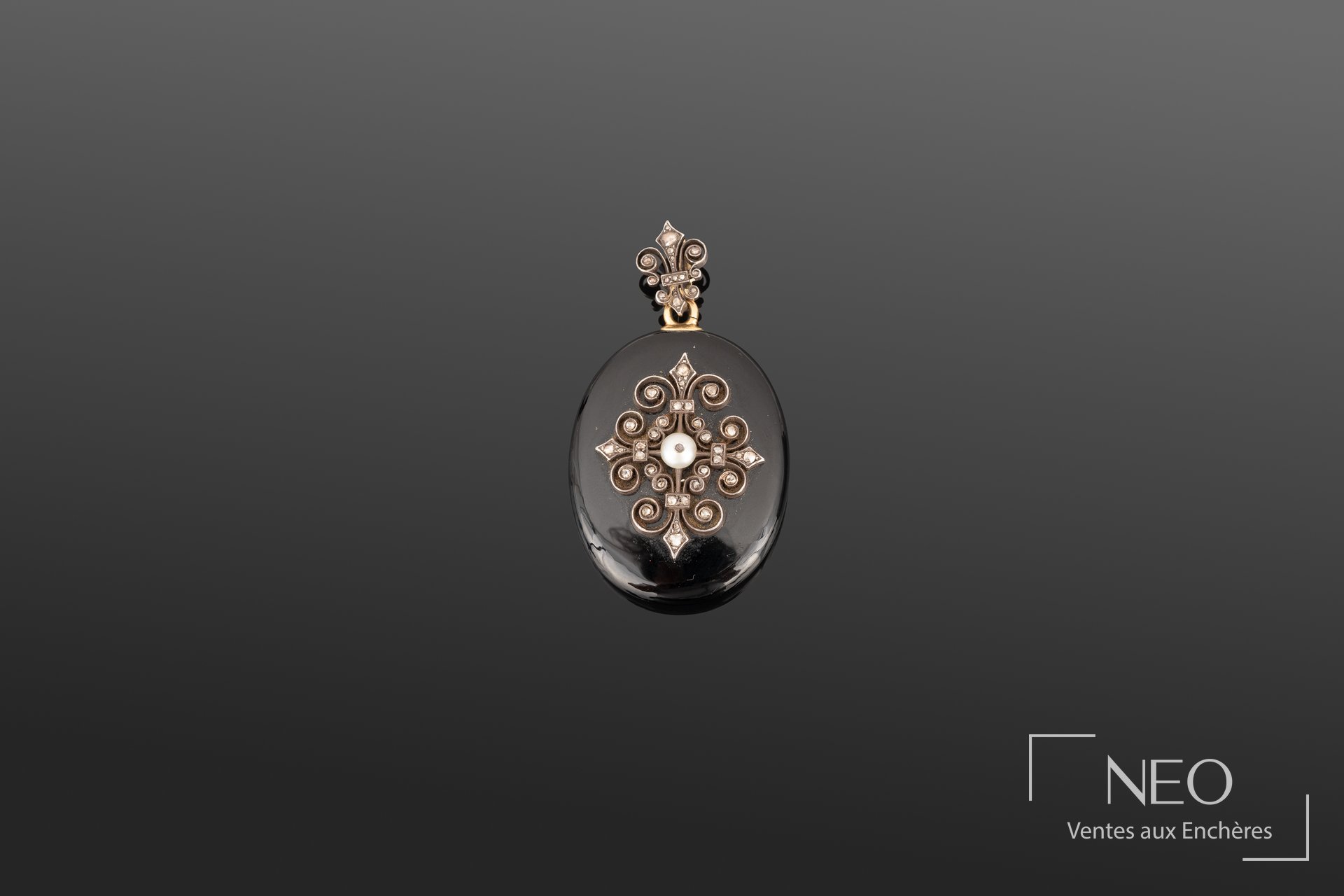 Pendentif porte photo ovale en onyx avec motif fleurdelysé et perle centrale