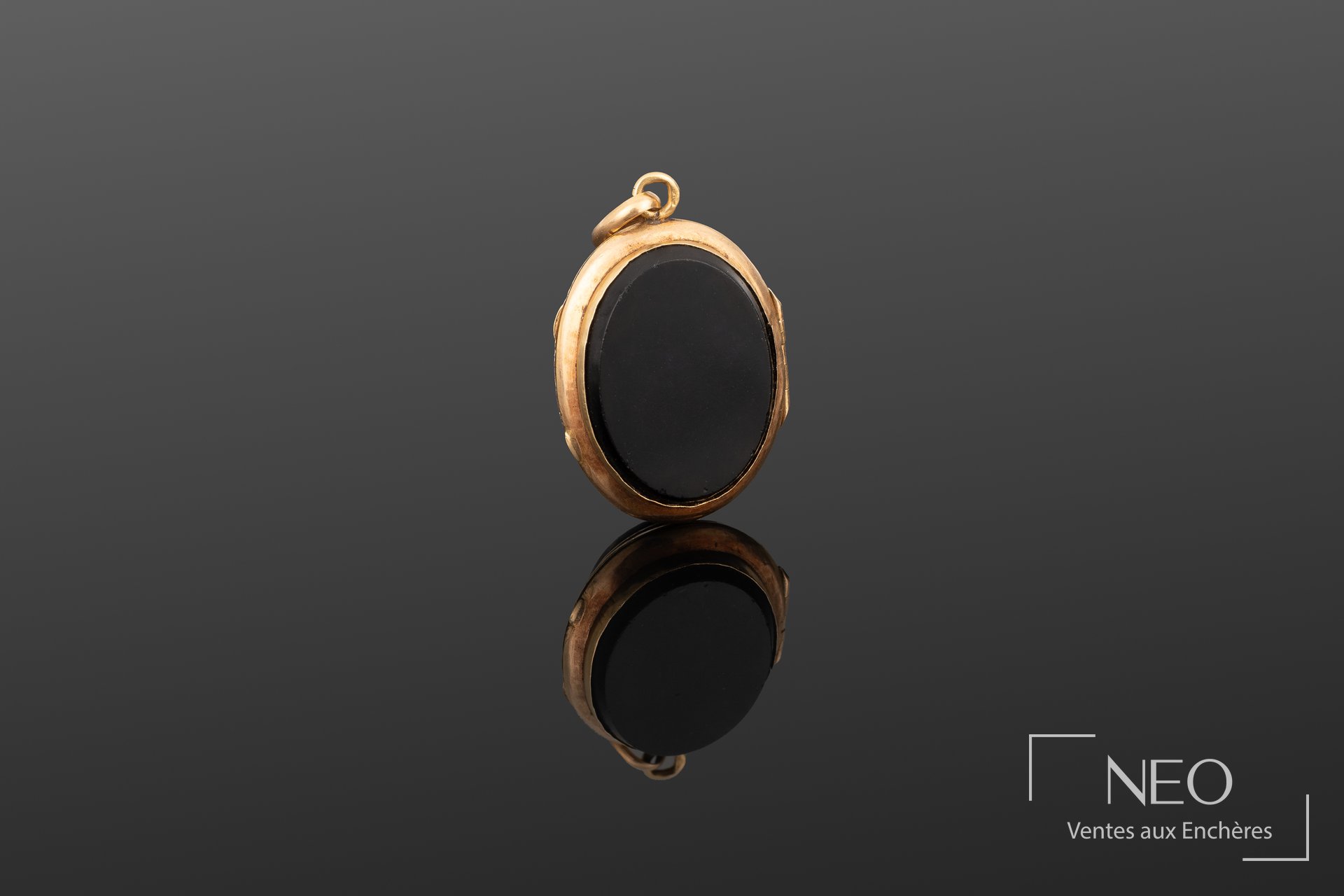 Pendentif porte-photo ovale en or jaune 18K et pierre noire