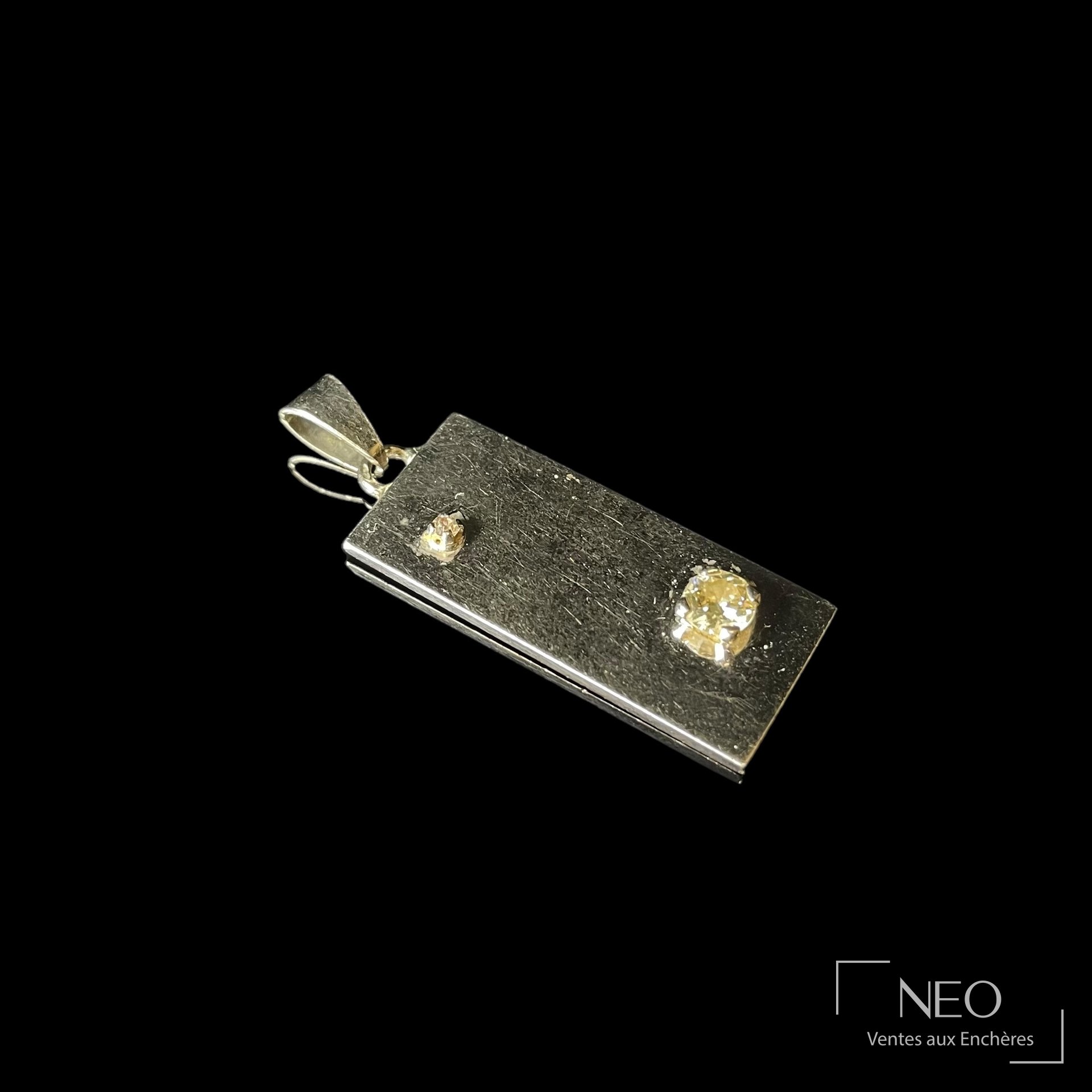 Pendentif rectangulaire en or gris 18 carats et diamants anciens