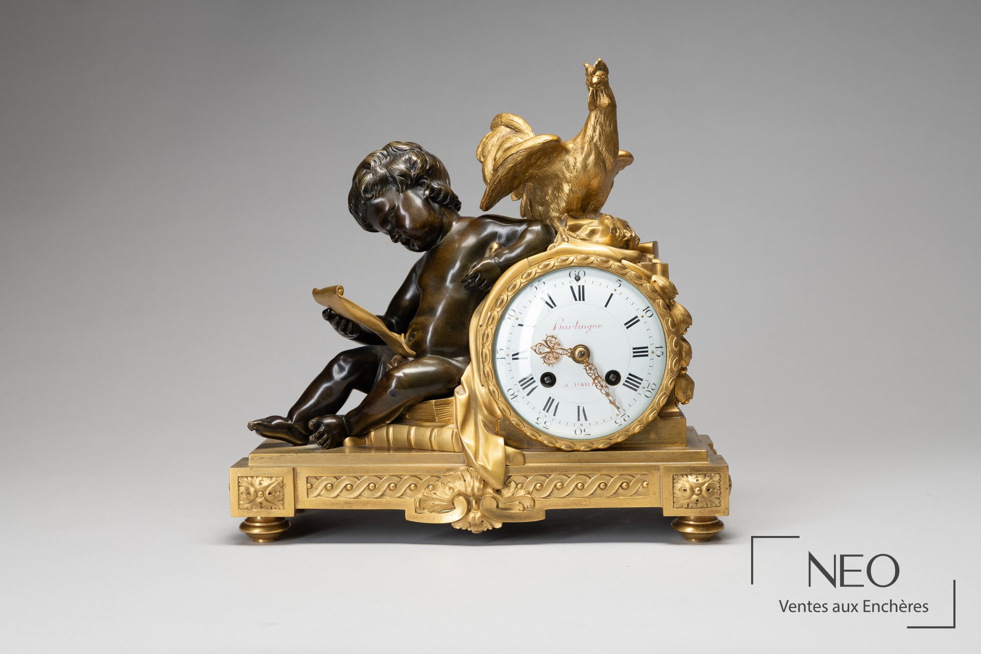 Pendule en bronze à double patine avec cadran émaillé blanc et figure d'enfant au coq