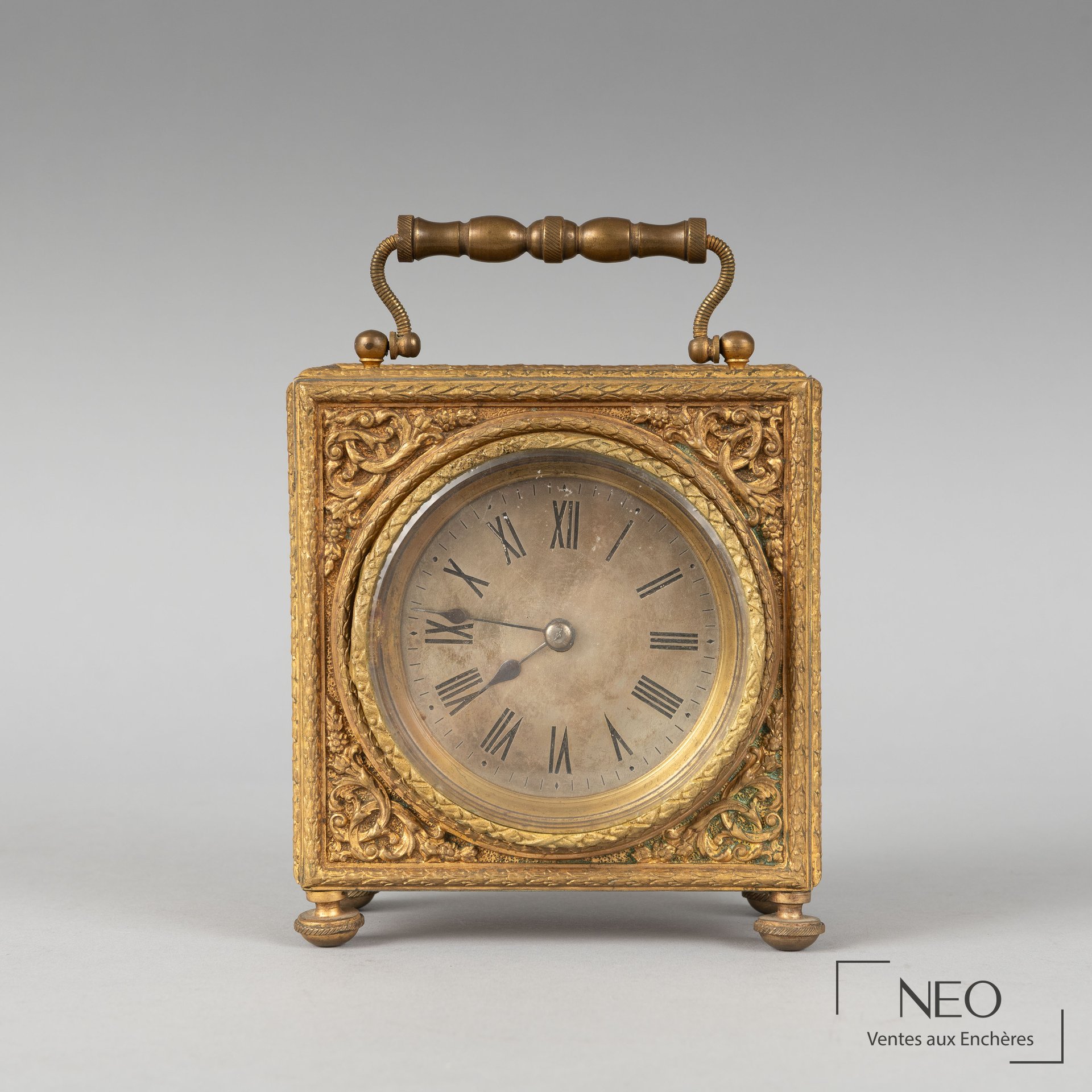 Pendule de bureau en bronze doré vue de face