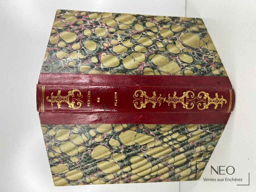 Couverture marbrée et dos en demi basane rouge d’un livre ancien.