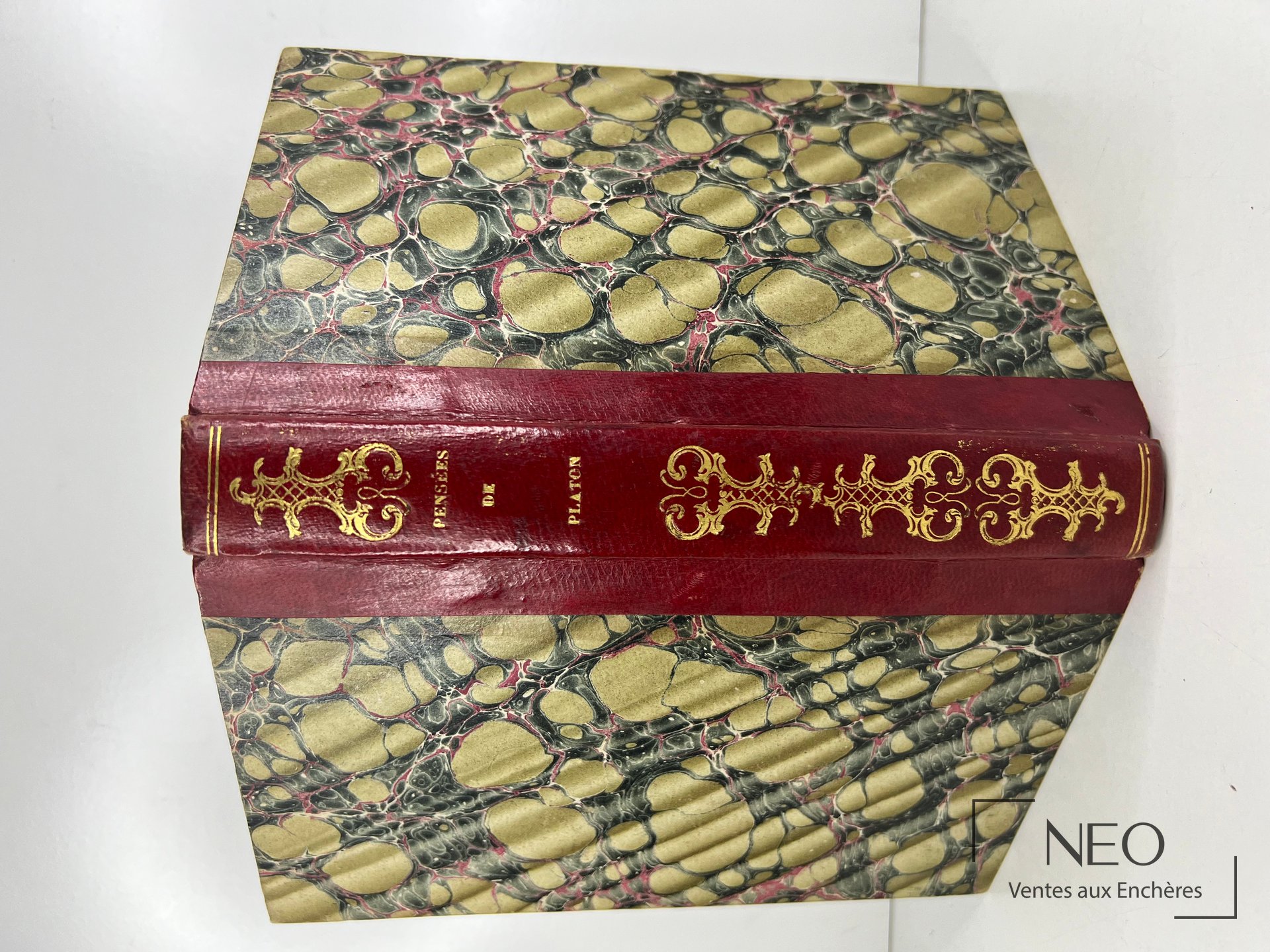 Couverture marbrée et dos en demi basane rouge d’un livre ancien.