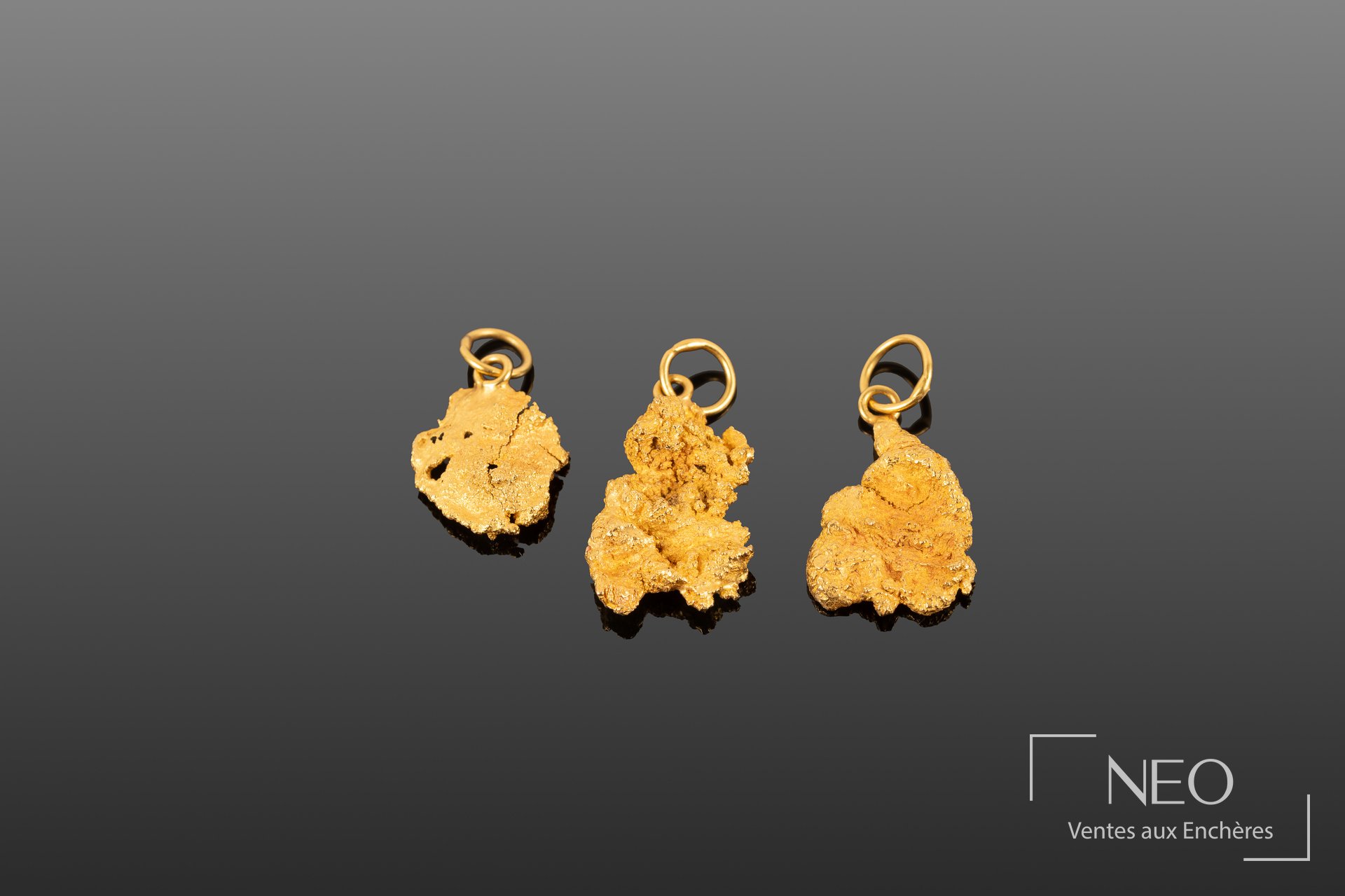 Trois pépites en or jaune 24 carats montées en pendentif