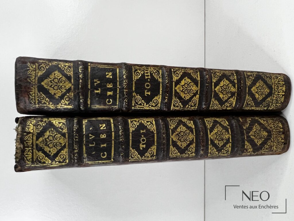 Dos ornés de dorures de deux volumes reliés en plein veau